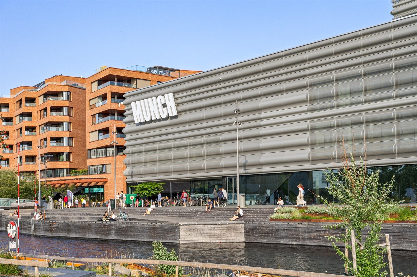 Fjordbyen har vært i stor utvikling den senere tiden, og er i dag godt på vei med etablerte og rolige boligområder, fjorden og byen side om side. Galleribilde