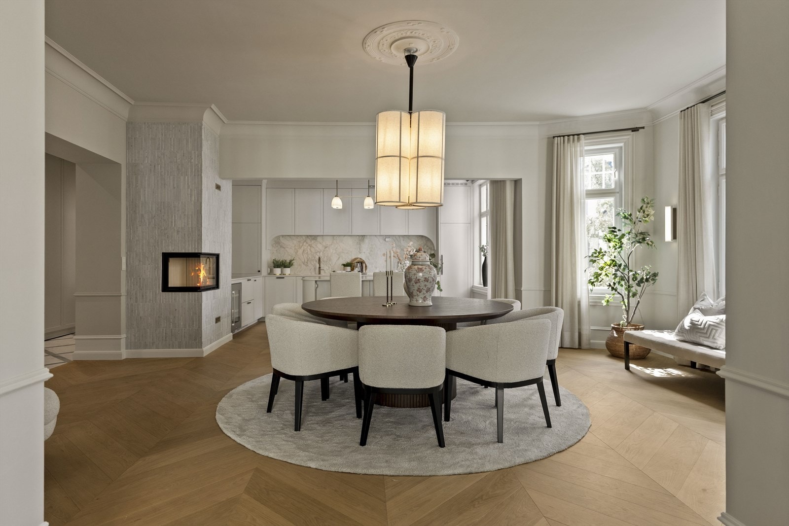 Alle taklamper og vegglamper vil medfølge. Gardinene kan medfølge etter avtale. Galleribilde