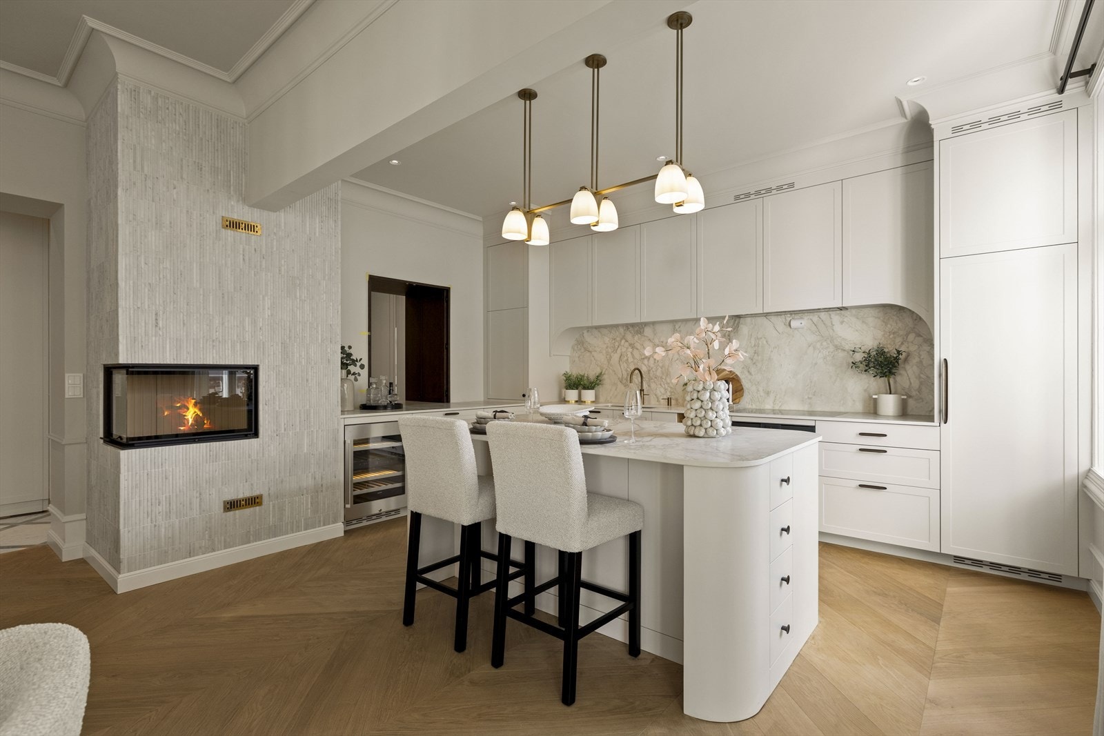 Superhyggelig kjøkken med spiseplass rundt kjøkkenøyen. Peisen kan sees både fra spisestuen og kjøkkenet. Galleribilde