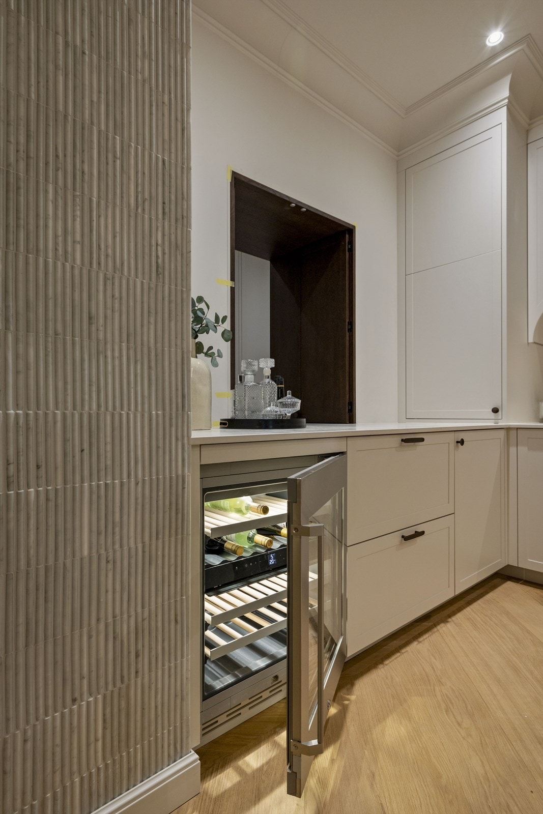 Integrert vinskap. I bakkant ser man den stilige løsningen med foldedører ut mot gangen for rask servering til gjestene. Galleribilde