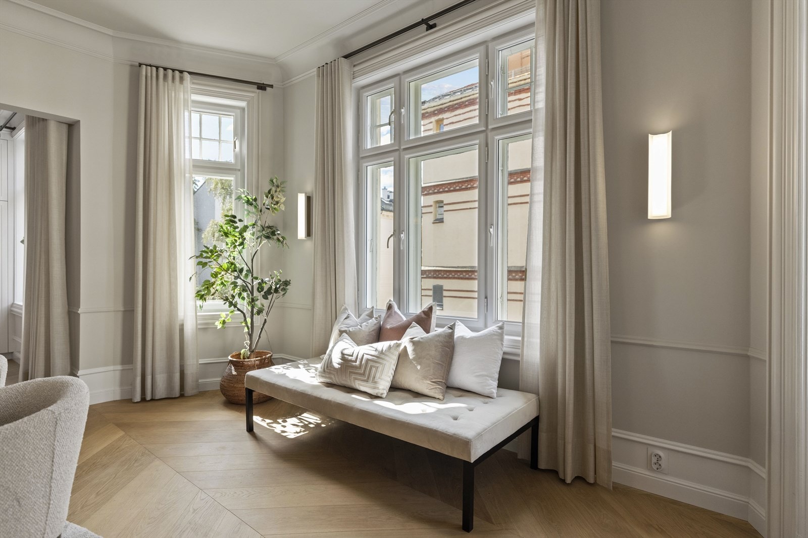 Store vindusflater gjør leiligheten meget lys. Også her er det nye innervinduer. Galleribilde