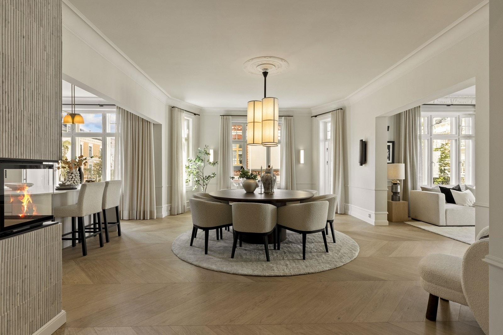 Eksklusiv og bred fiskebensparkett er gjennomgående i hele leiligheten. Galleribilde