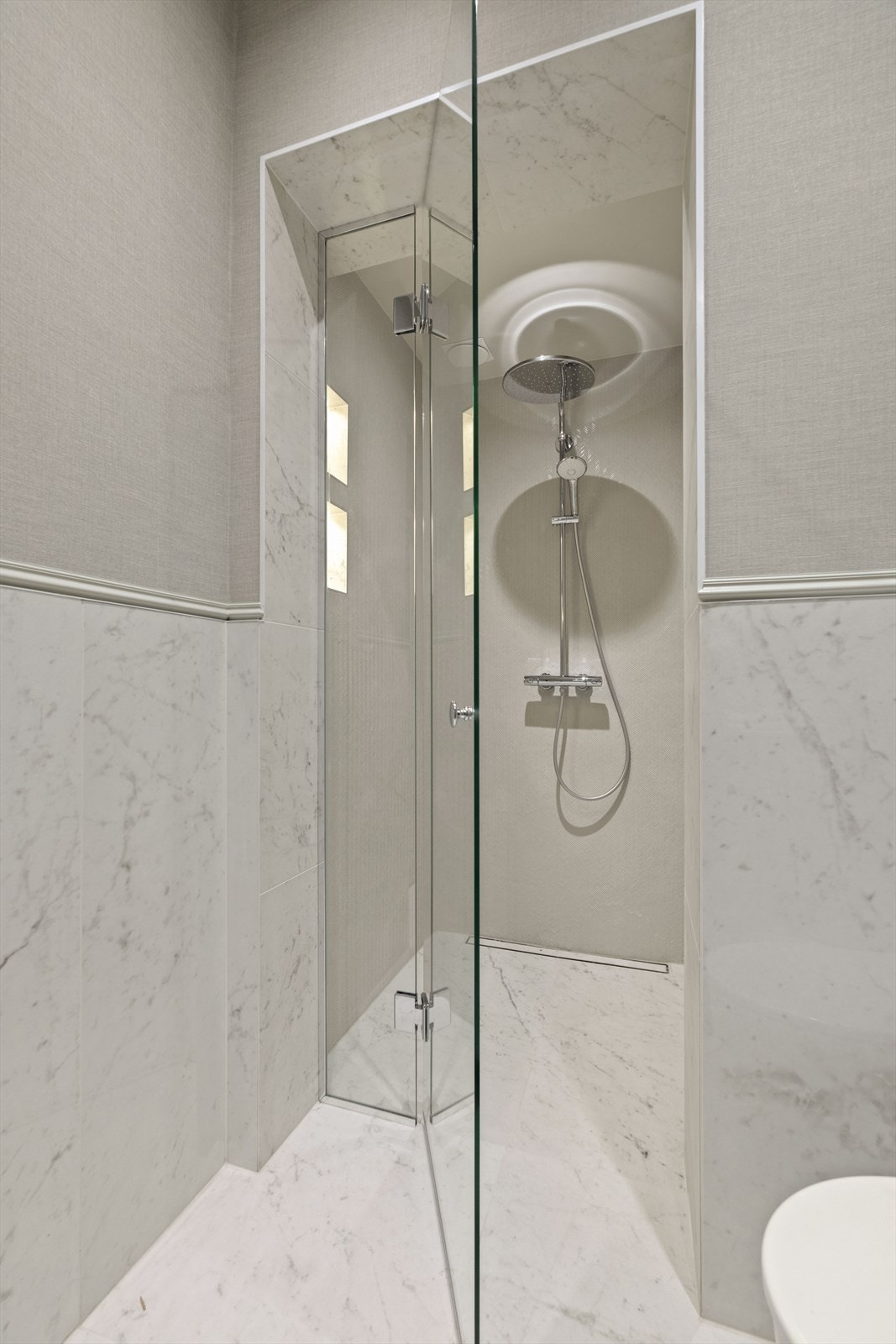 Denne dusjen er et kunstverk med små fliser lagt en og en for hånd. Galleribilde