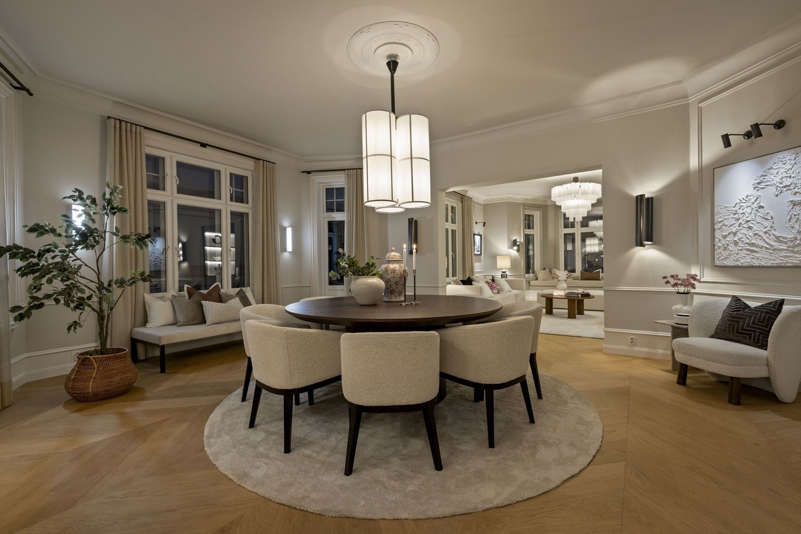 Varmere, lunere Twilight 07.JPGBåde maleribelysningen og vegglampene medfølger. Galleribilde