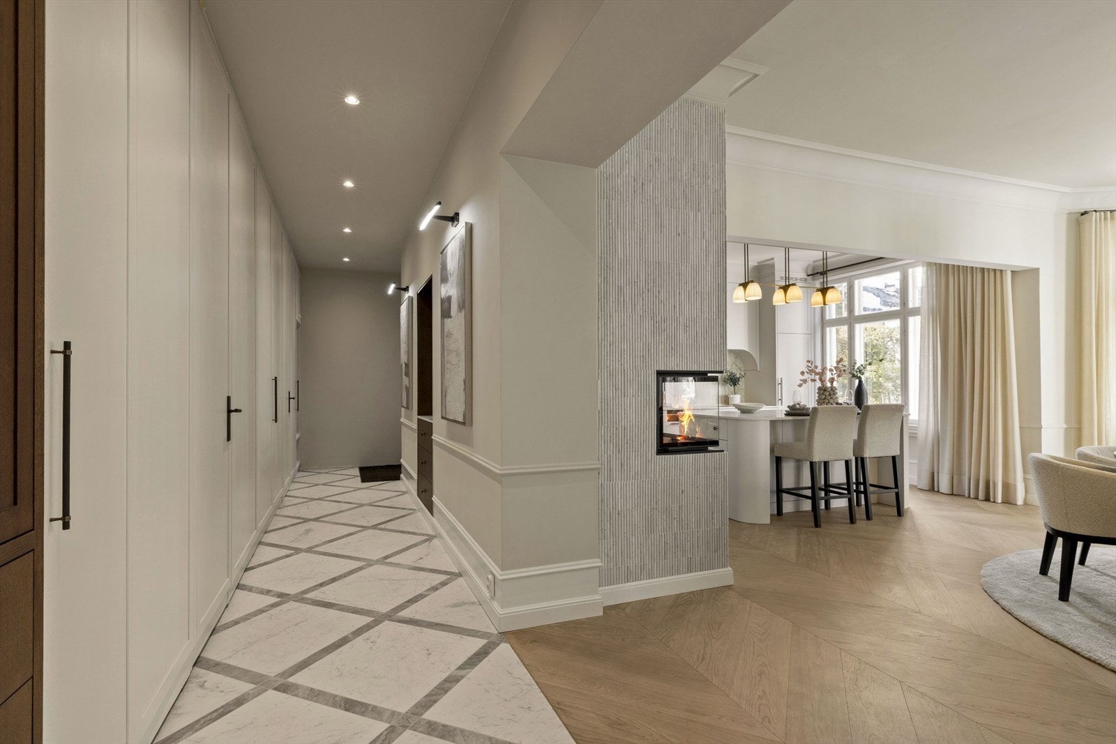 Det mangler ikke på oppbevaring i denne boligen. Galleribilde