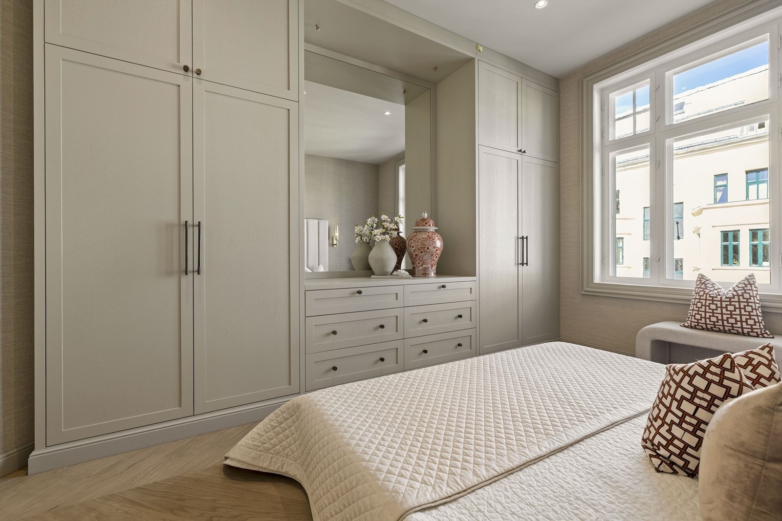 Det vil bli montert lamper i speilåpningen. Tapet fra Casamance gir et eksklusivt uttrykk. Galleribilde