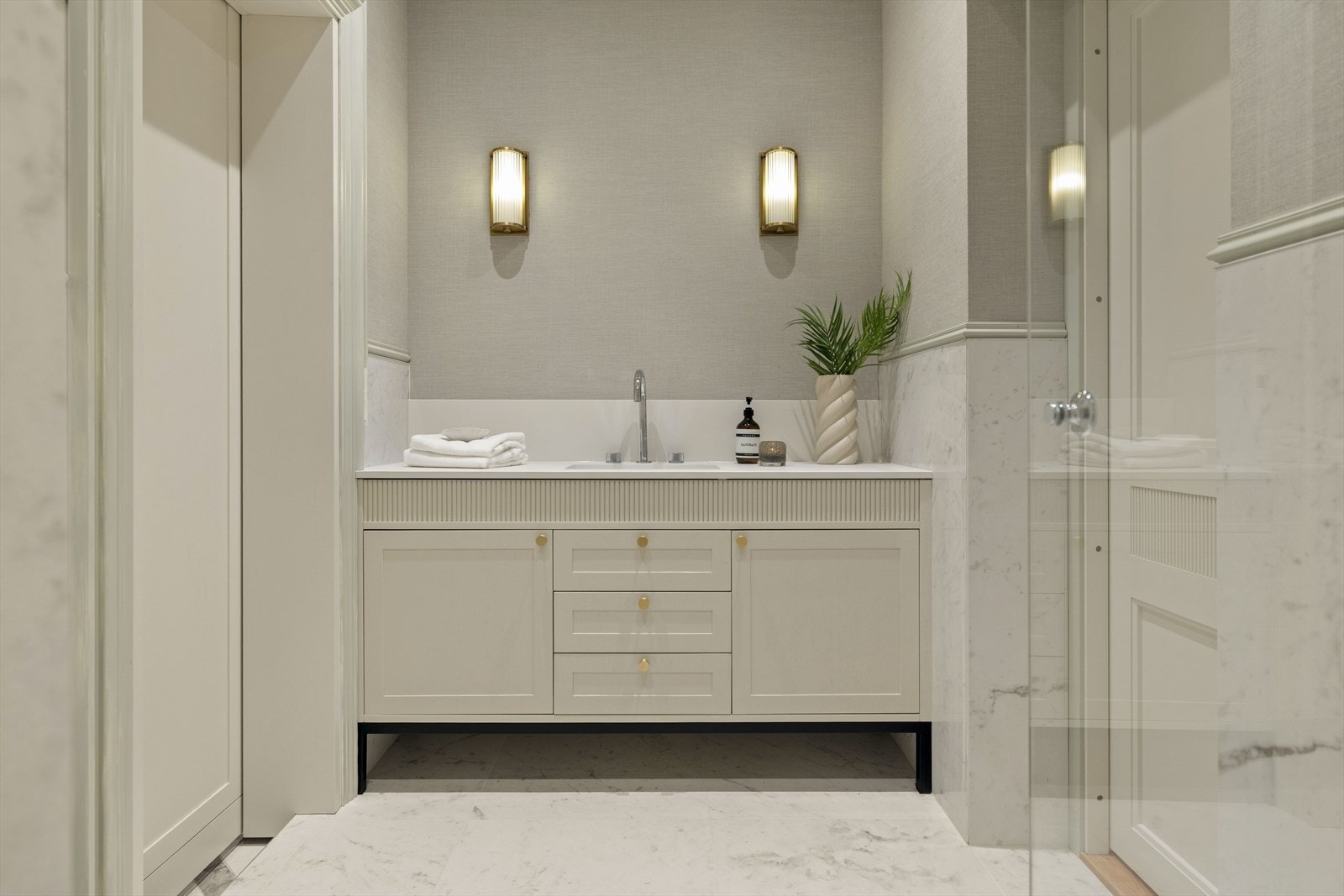 Ett av 3 bad i leiligheten, døren til høyre tar deg inn til vaskerommet. Bad 1. Galleribilde