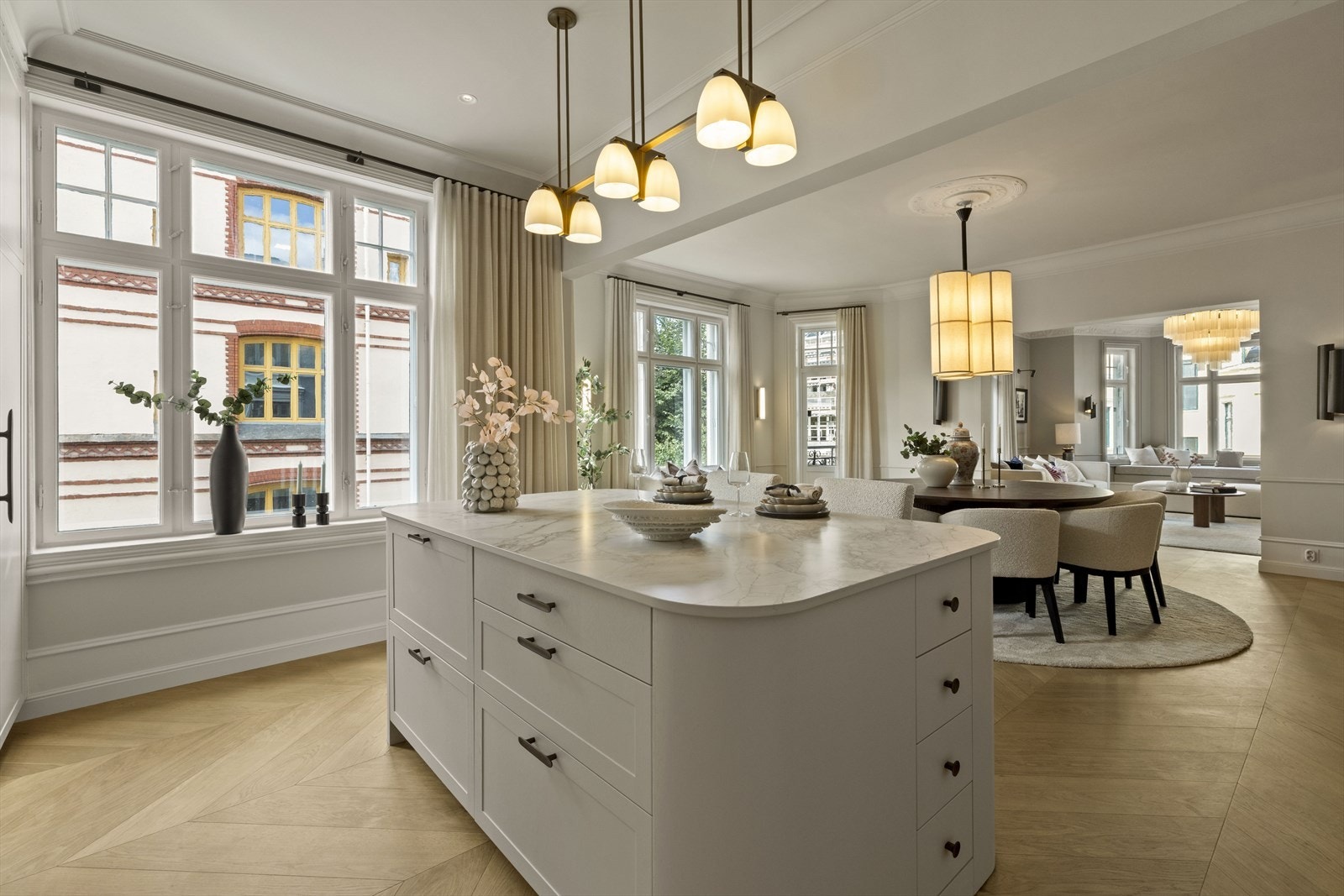 Kjøkkenøyen har benkeplate i Dekton. Dekton er svært motstandsdyktig mot riper og flekker. Galleribilde