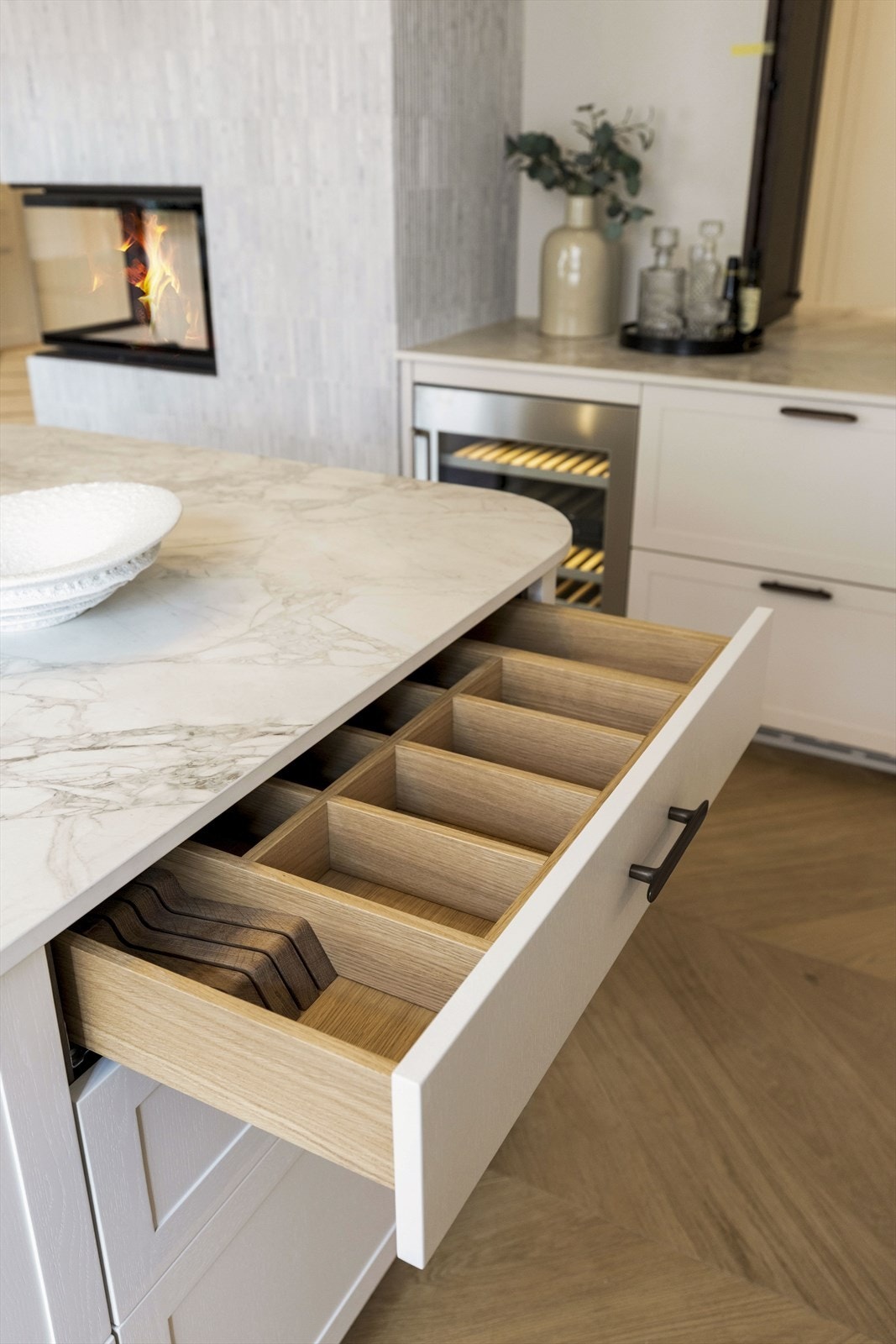 Kjøkkenet er snekkerbygget, lekre detaljer i skuffer og skap. Galleribilde