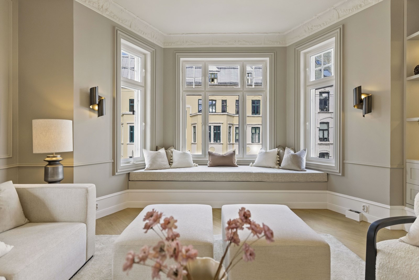 Den flotte stukkaturen er rehabilitert. Det samme er de ytre vinduene, innervinduene i stuen er nye. Galleribilde