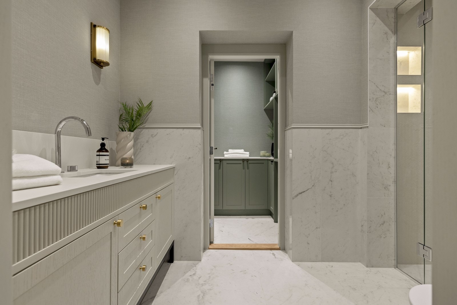 Utskjæringene på innredningen går også igjen på dørene i leiligheten. Det er gjennomgående bruk av tapet som gir et eksklusivt preg på boligen. Galleribilde