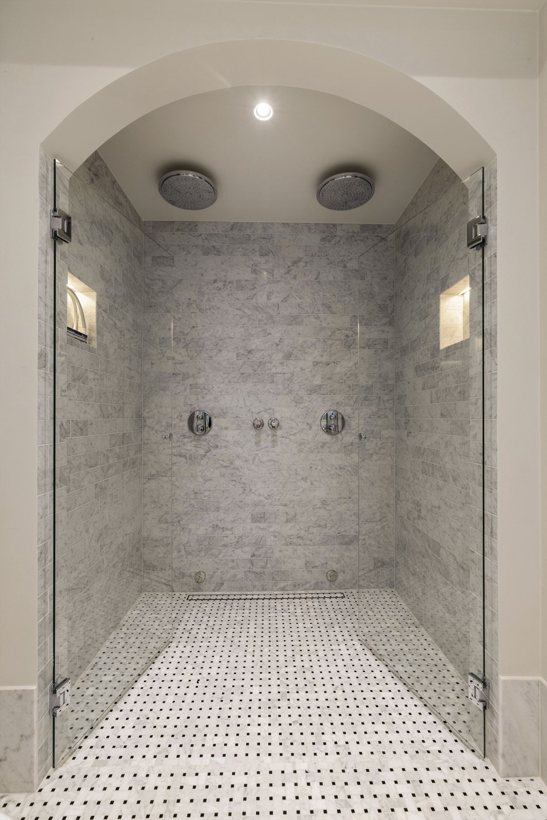 Rainshower dobbeldusj fra Grohe. Lyssatte nisjer på begge sider. Galleribilde