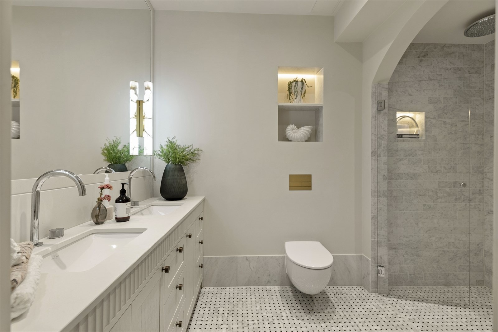 Gulvet er flislagt med helt spesielle mosaikkfliser i marmor. Galleribilde