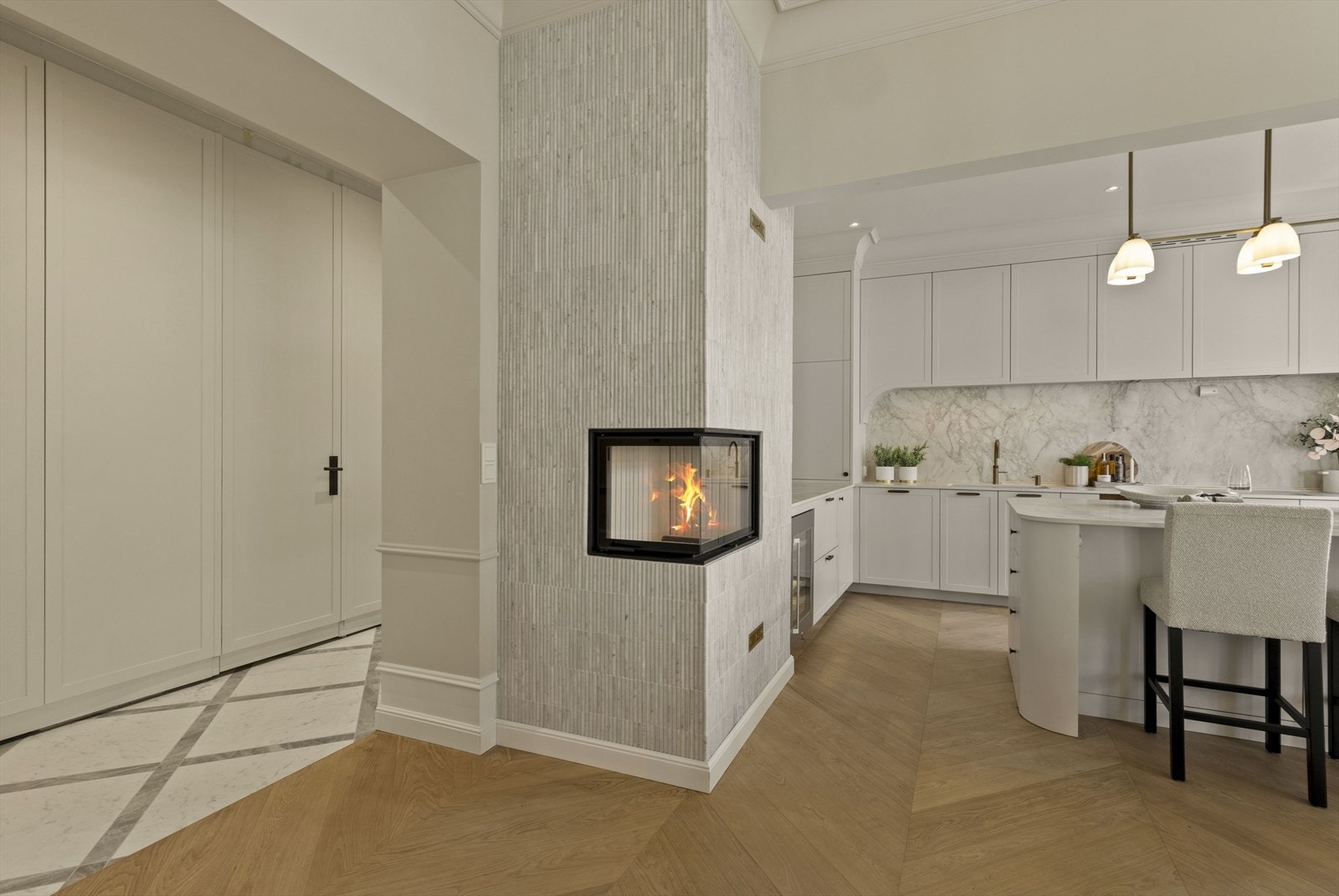 Flott peis på kjøkkenet hvor pipeløpet er kledd med fliser. Galleribilde