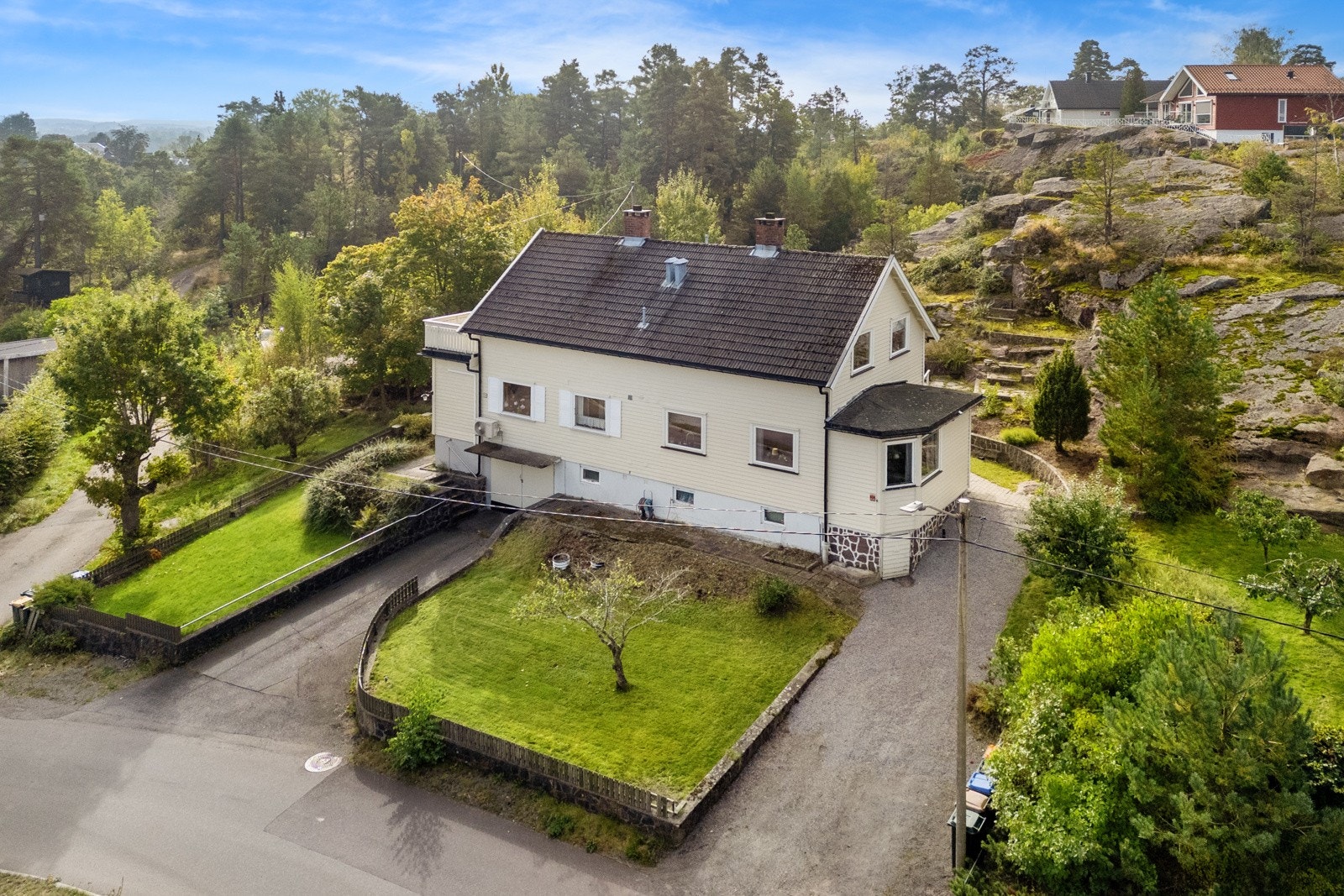 Høytliggende bolig med flott utsyn mot øst Galleribilde