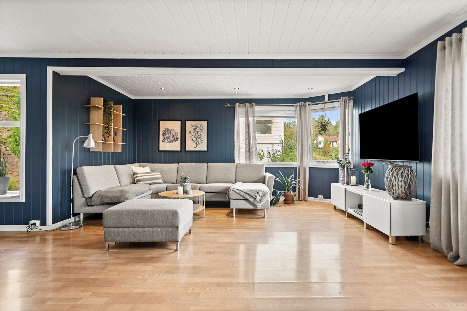 Store vindusflater slipper inn mye godt dagslys Galleribilde