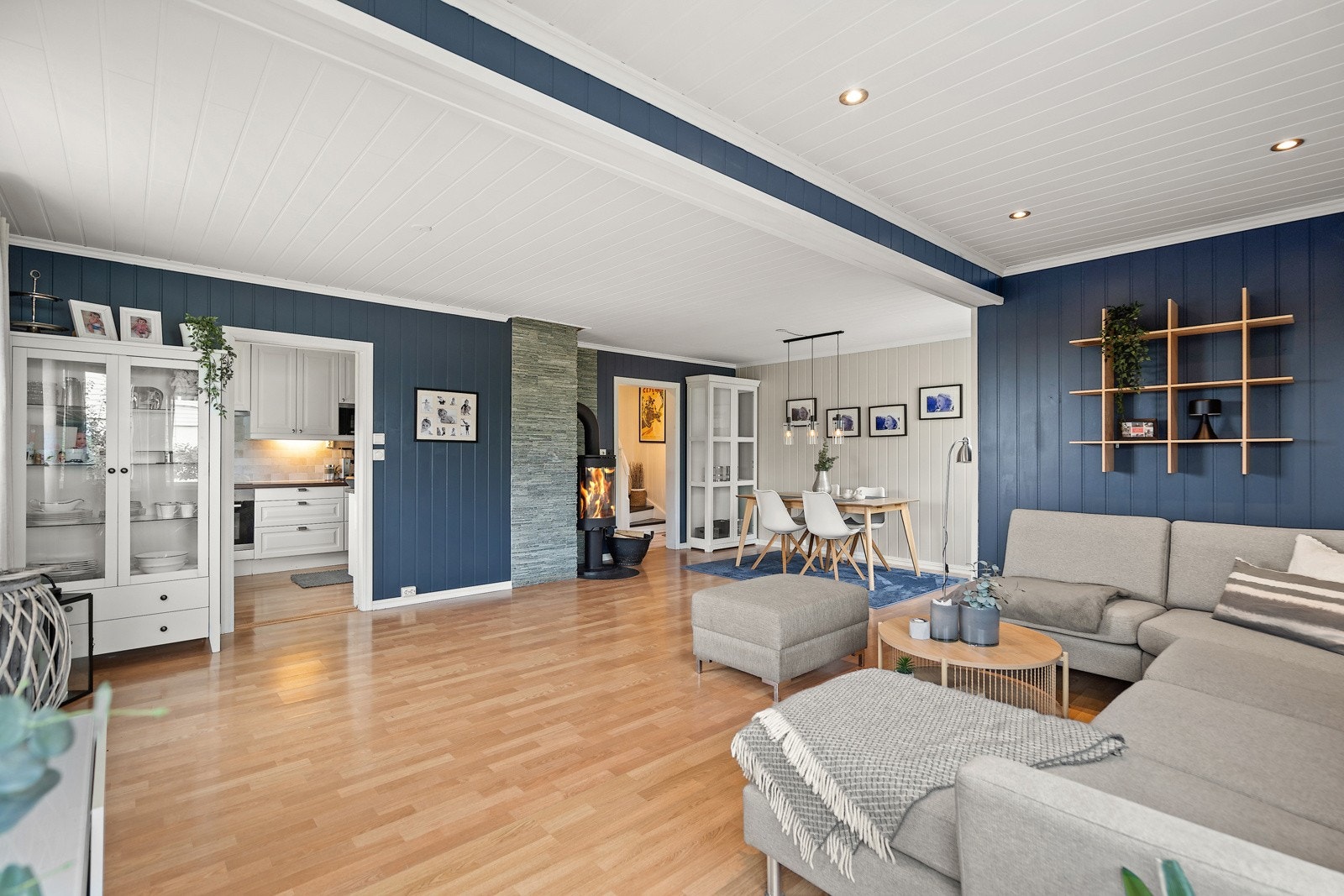 Stor stue og spisestue med flere soner for møblering Galleribilde