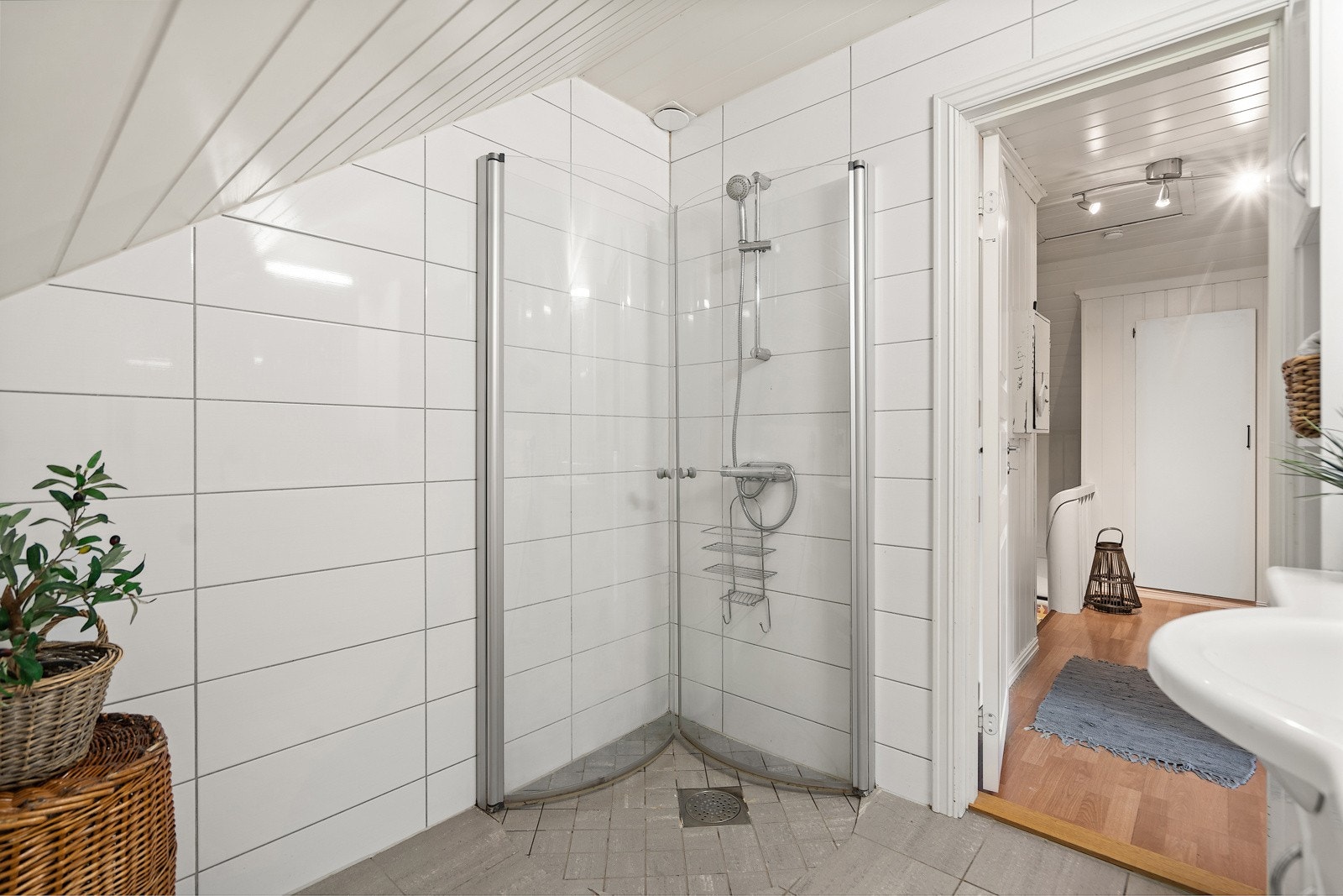 Flott flislagt bad med dusj og servant med god innredning Galleribilde