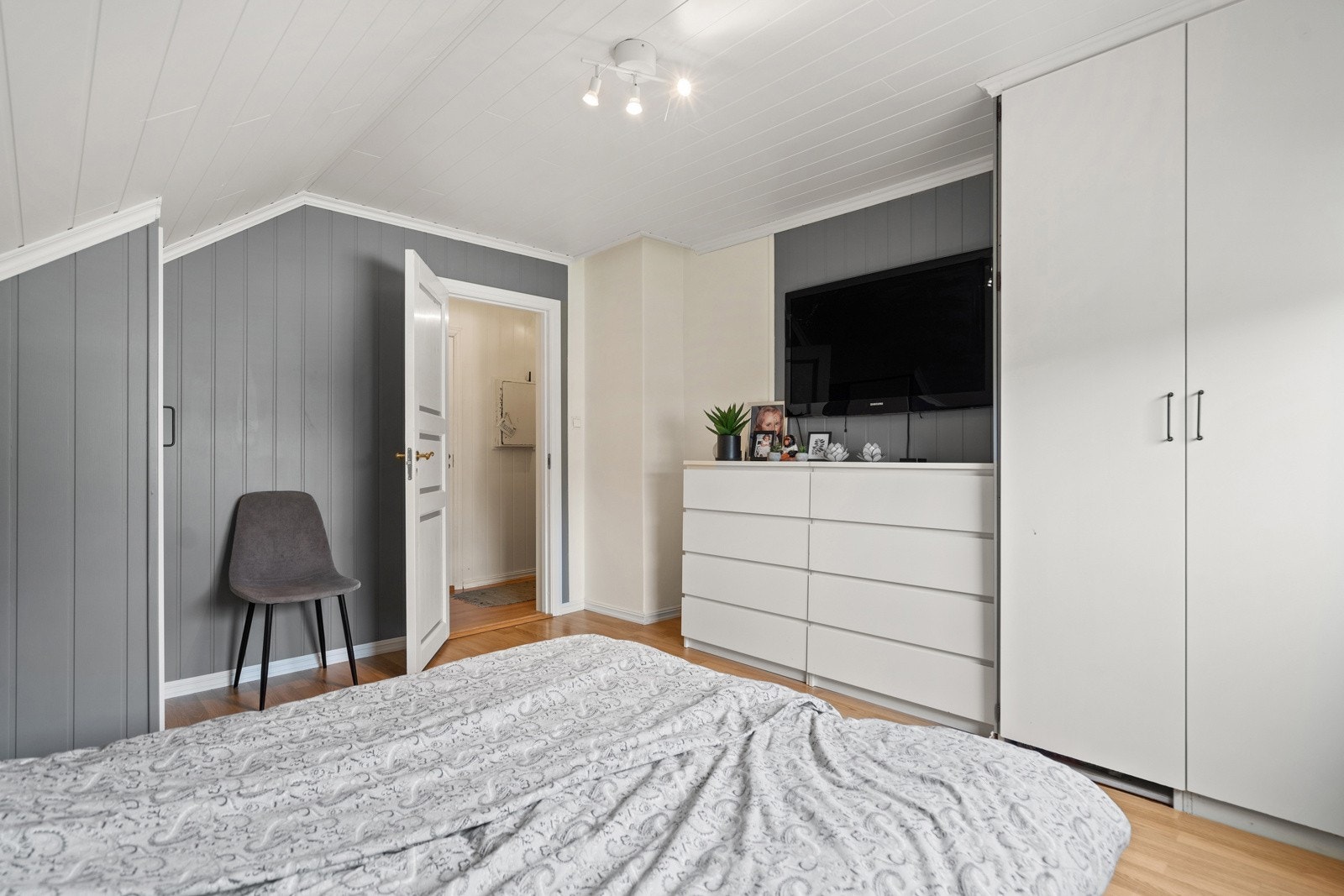 Soverom 1 har god størrelse og plass til garderobeskap Galleribilde