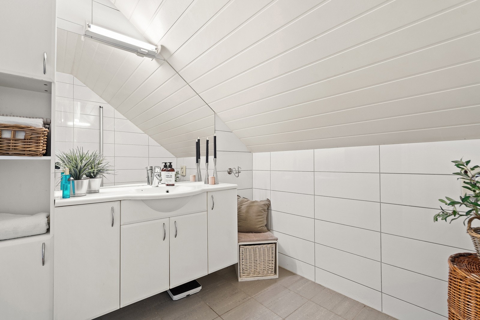 Tidløst bad i lyse farger på flisene Galleribilde