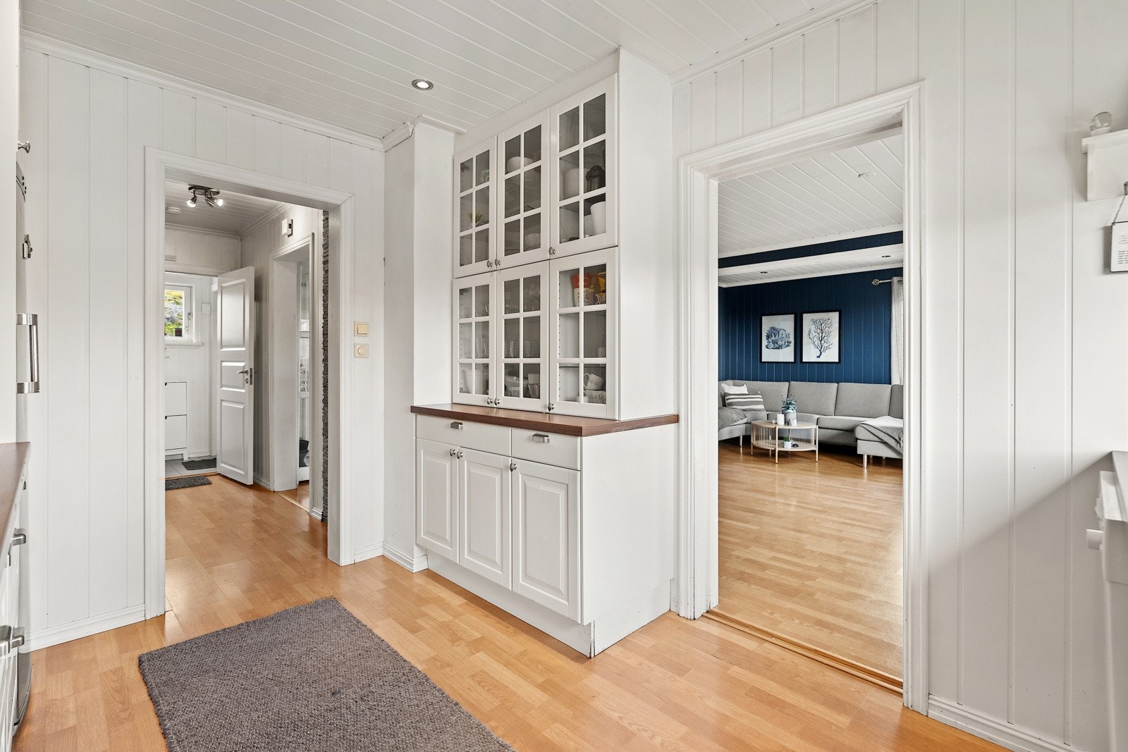 Overskap med glassfronter løfter nivået på kjøkkenet opp et hakk Galleribilde