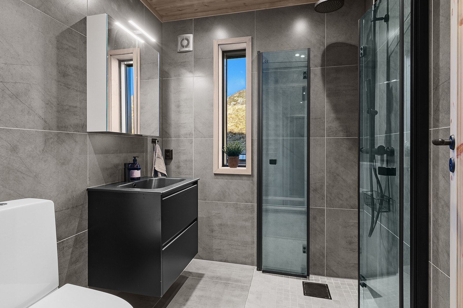 Hytta har to moderne og innbydende bad, begge fullstendig utstyrt og med gjennomtenkte løsninger for komfort og funksjonalitet. Galleribilde