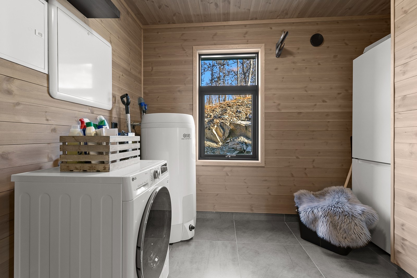 Bod/vaskerommet har også en egen inngang fra utsiden, noe som gjør det praktisk etter en dag i skitrekket. Her er det god plass til å legge fra seg skiutstyr og klær, samtidig som det er opplegg for vaskemaskin og perfekt til tørking av klær. Galleribilde