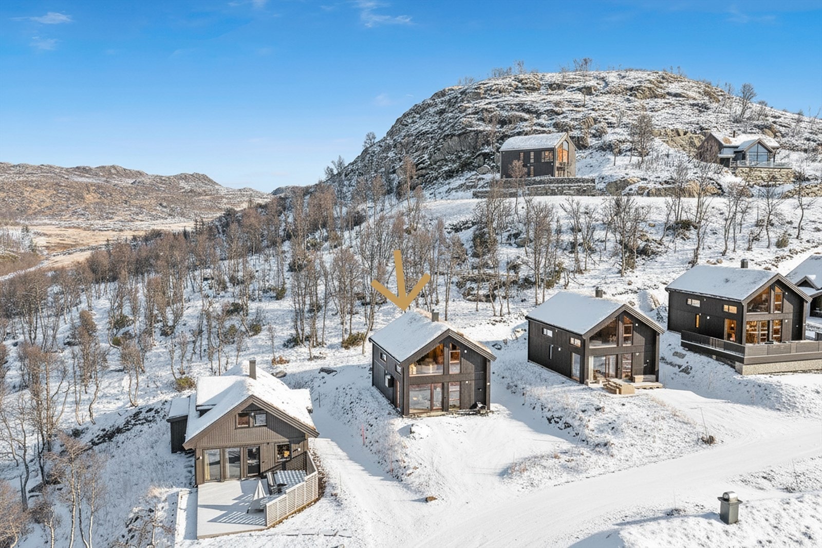 Velkommen til Skitrekket 23 -Familievennlig hytte over to plan fra 2021 med moderne uttrykk, god standard og flotte materialvalg. Foto er AI generert Galleribilde