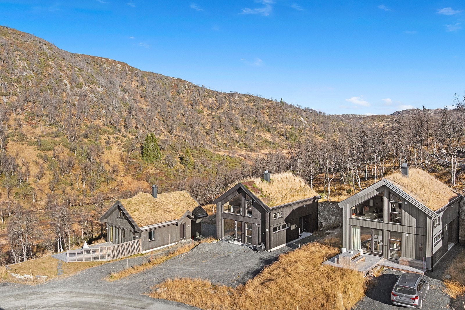 Bak hytta åpner den berømte Silkedalen seg - et naturskjønt område kjent for sine vakre løyper, turstier og flotte utsiktspunkter. Her kan du nyte både aktivitet og ro, året rundt, med naturen som nærmeste nabo. Galleribilde