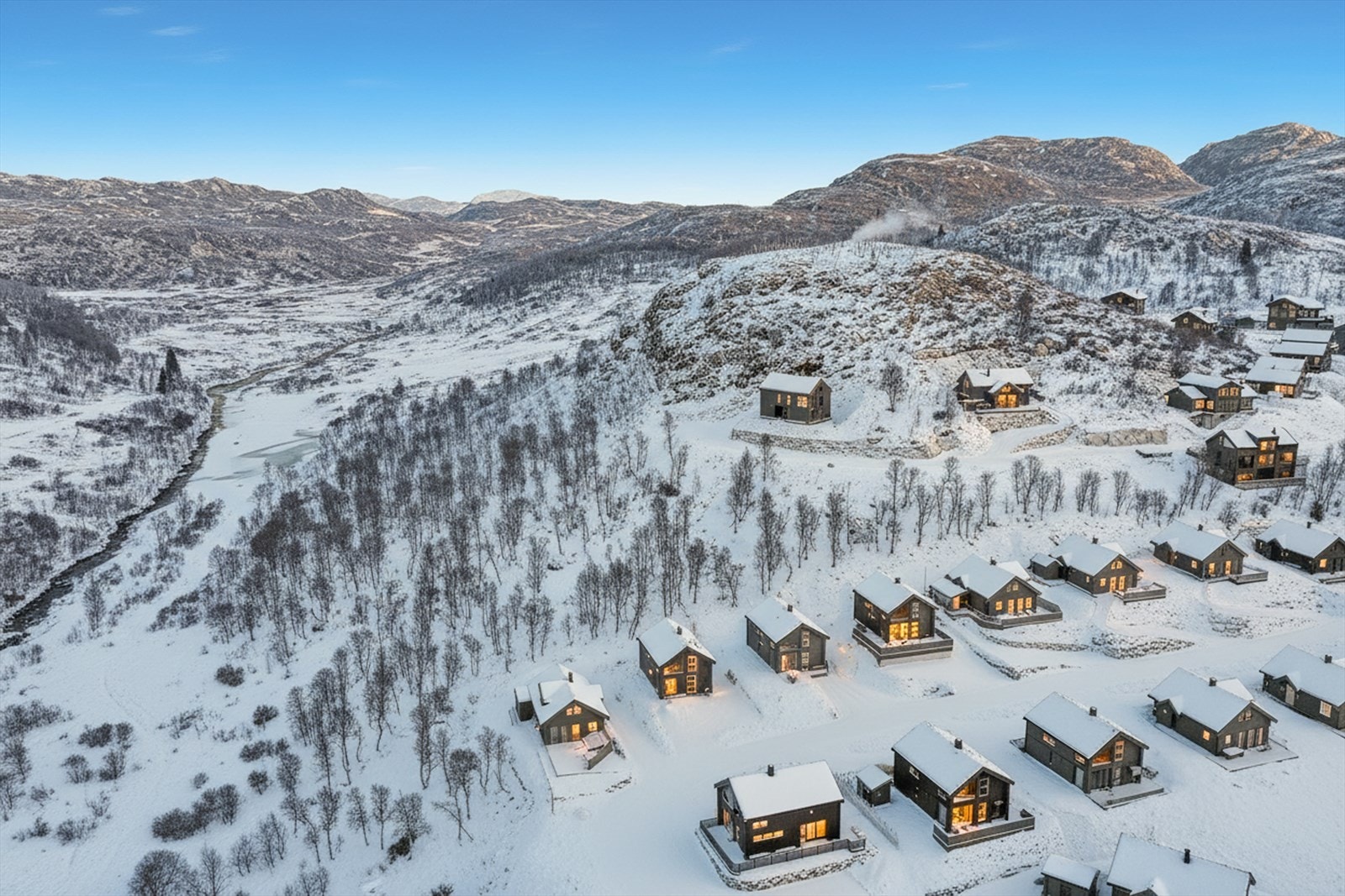 Ski inn/ut og beliggenhet i populært og storslått hytteområde på Rauland, 1 000 moh. i vakre Holtardale.Foto er AI generert Galleribilde