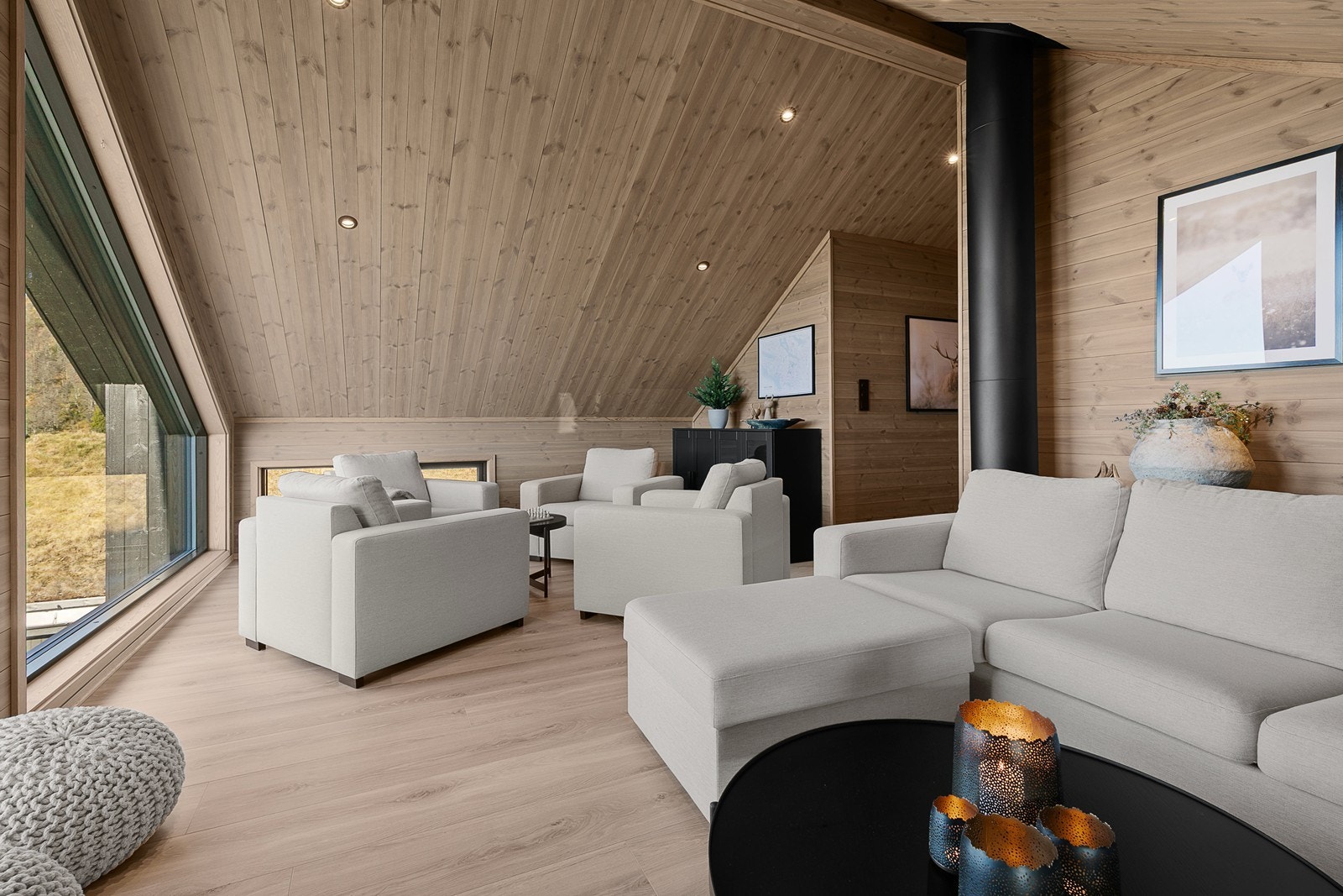 Gjennom hele hytta finner du lekre, nøye utvalgte møbler som understreker den lune og moderne stilen. For den som ønsker en komplett og innflyttingsklar hytte, kan møblene følge med til pakkepris Galleribilde