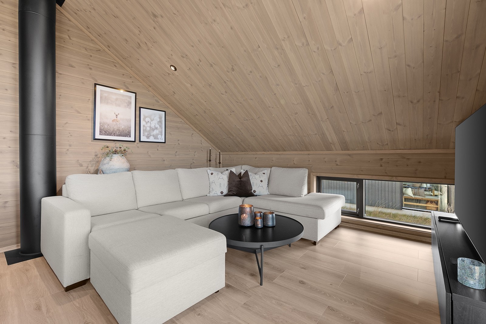 En ekstra tv-stue av god størrelse skaper frihet og fleksibilitet for en familie med flere aldersgrupper Galleribilde