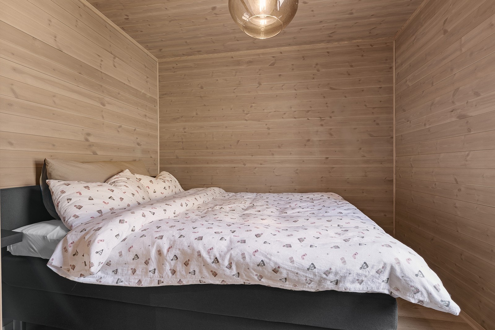 Hytta har totalt 4 soverom. Alle soverommene har plass til dobbeltseng. Galleribilde