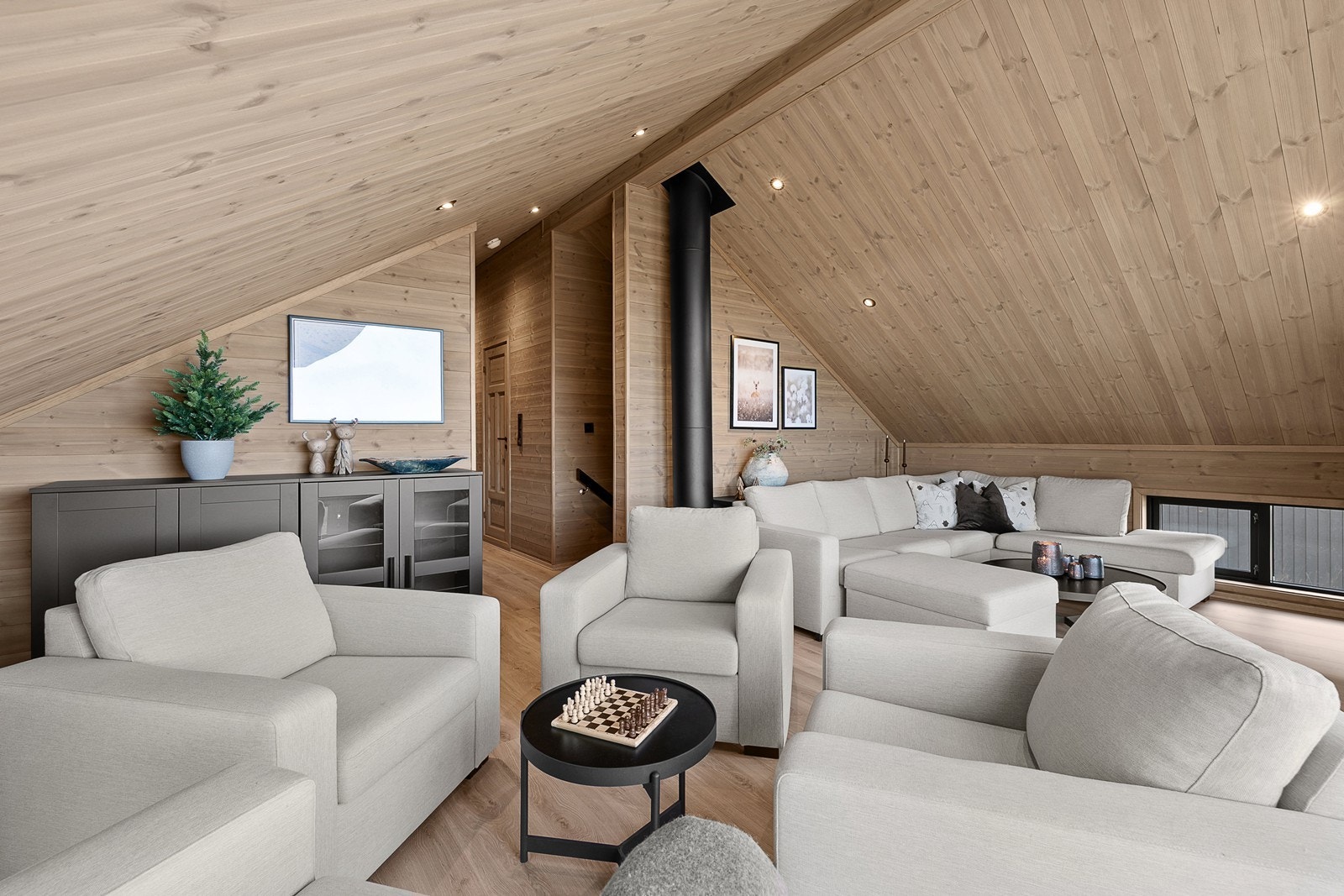 I øverste etasje finner du et trivelig rom som samler hele familien - enten det er til spill og moro på kvelden, eller rolige stunder etter en dag ute i naturen. Galleribilde