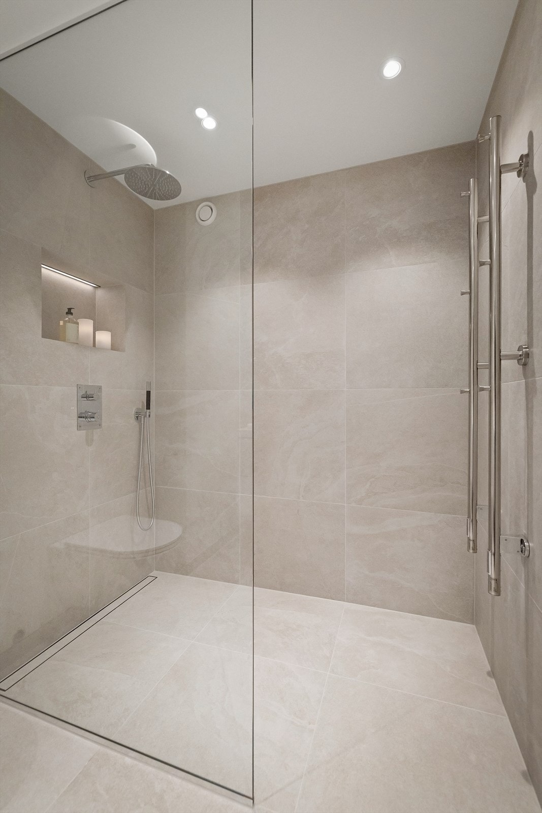 Nyt varme og tørre håndklær hver dag med elektriske håndkletørkere Galleribilde