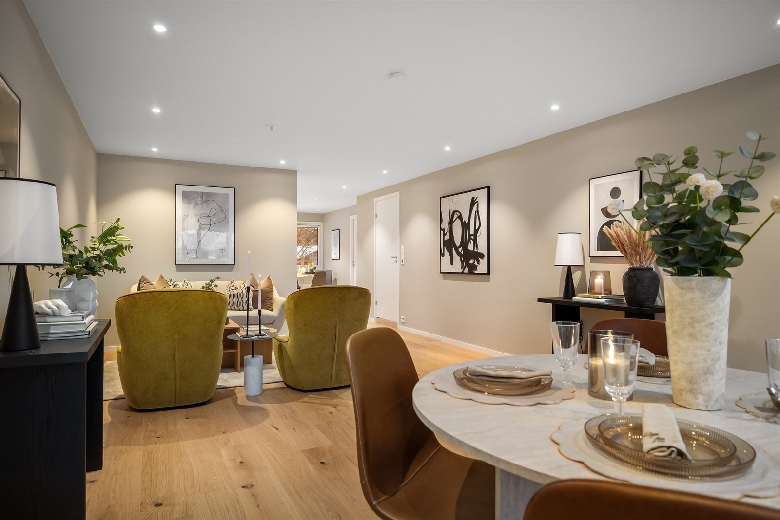 Den romslige løsningen gir mulighet for naturlige soner for møblering av stuen og spisestue Galleribilde