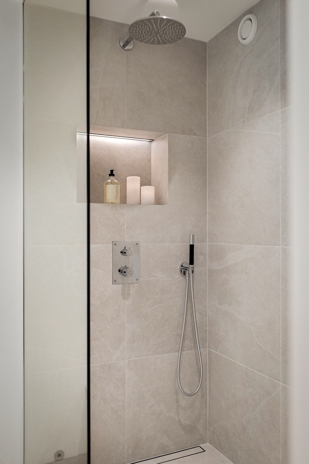 Hovedbadet har spesialbestilt glassvegg som går helt opp til taket og nisje i dusjsonen Galleribilde