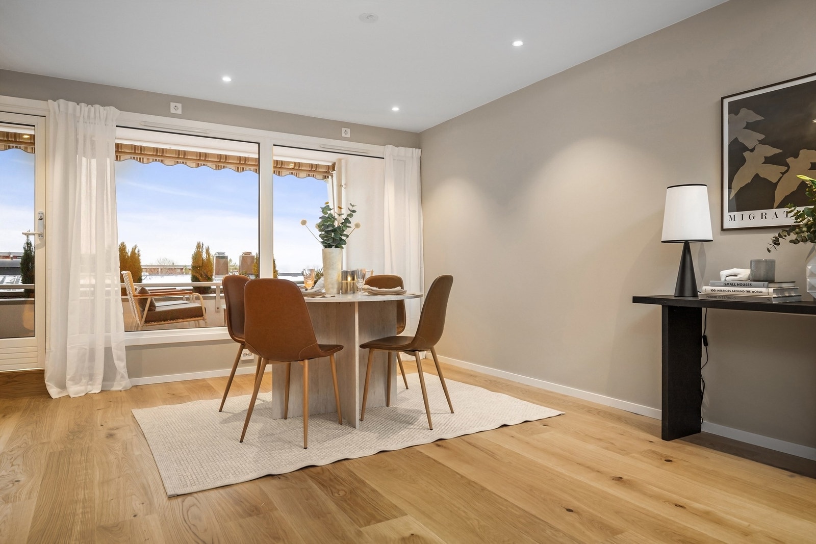 Store vindusflater slipper inn rikelig med dagslys Galleribilde