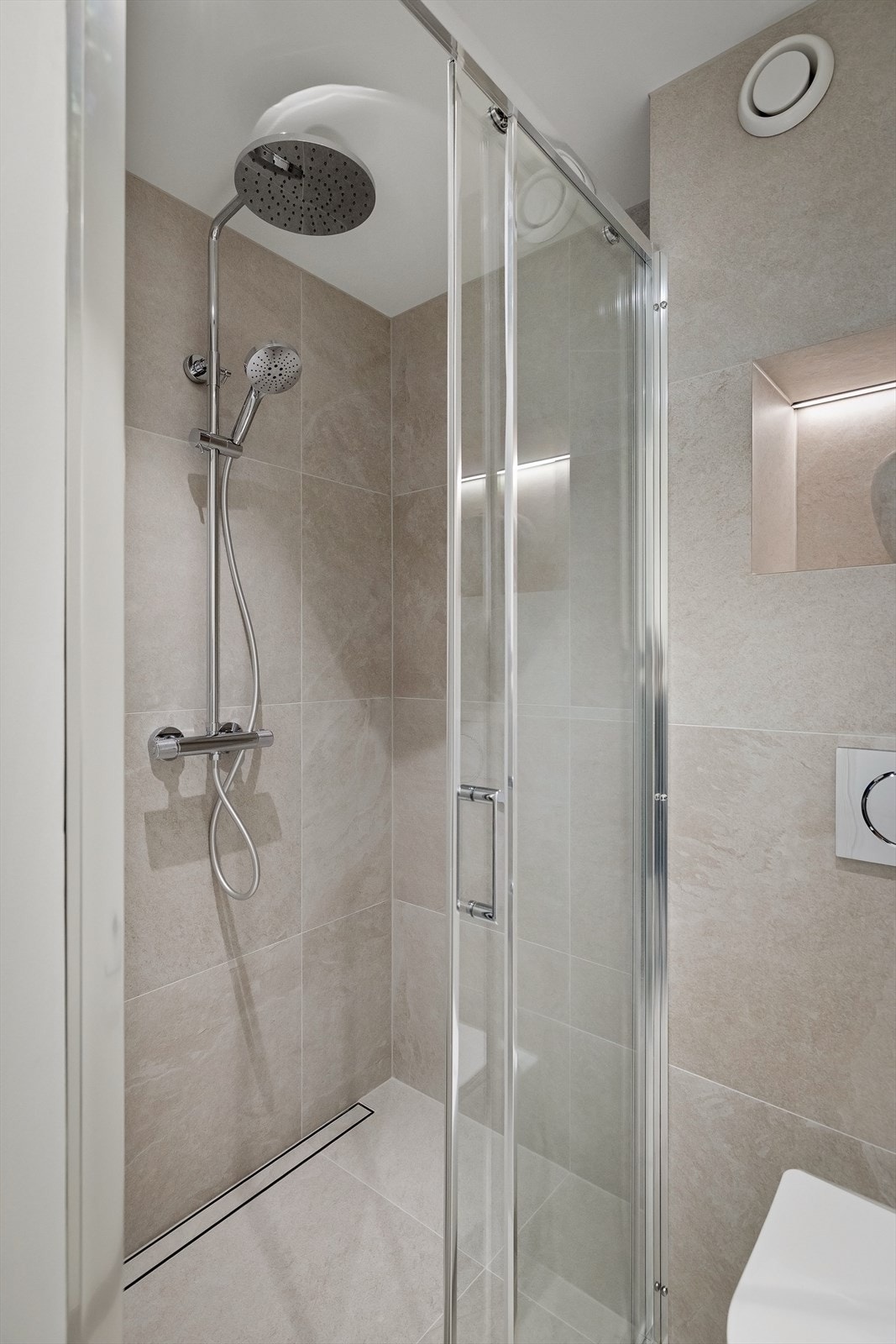 En skyvedør til dusj er en praktisk og elegant løsning som gir et moderne uttrykk til baderommet Galleribilde