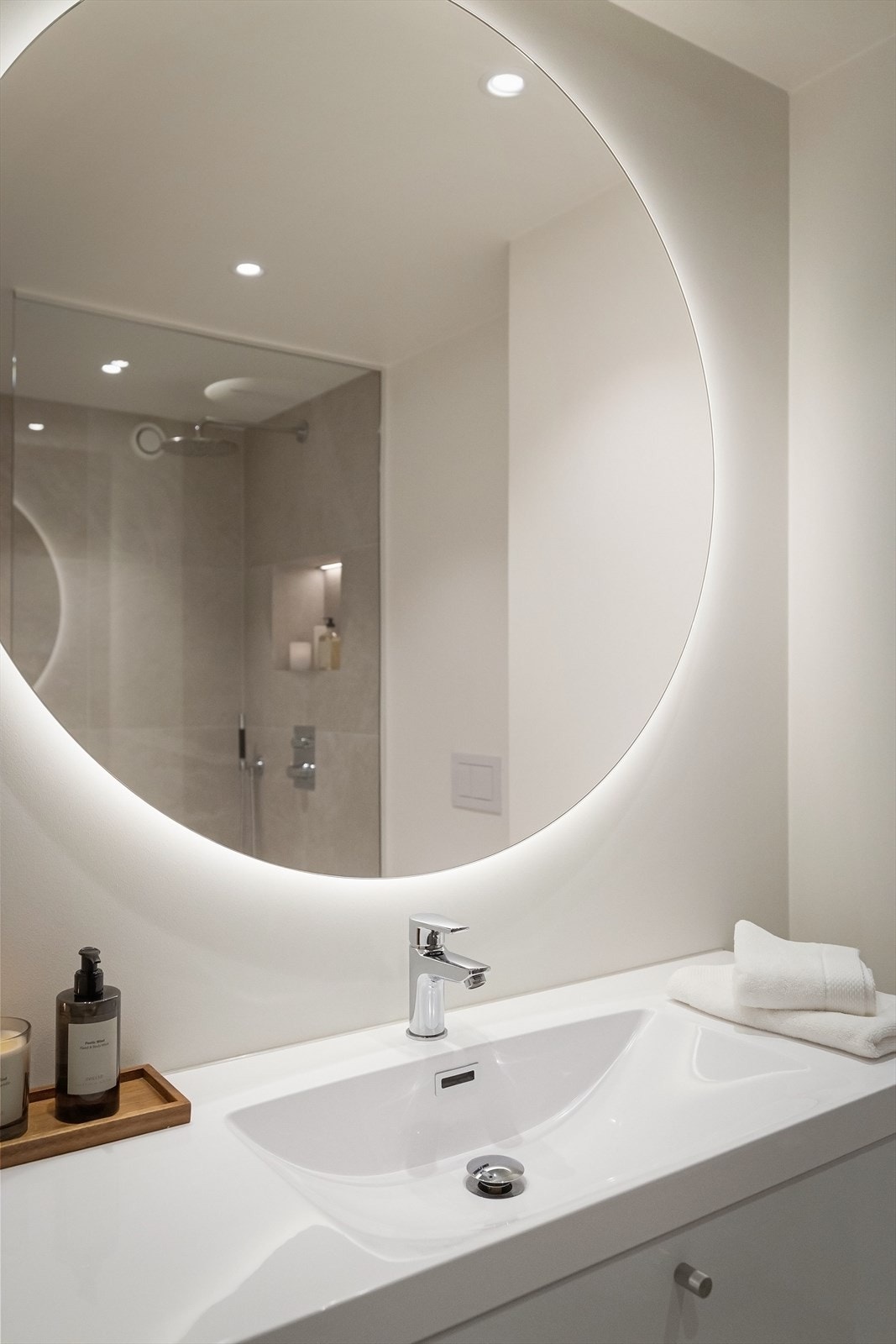 Stilrent uttrykk på speilene kombinert med varmt og behagelig lys gir badet et stort løft Galleribilde