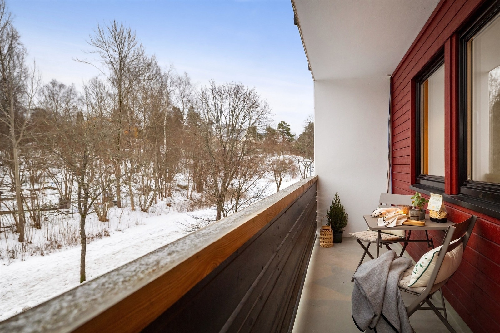 Å nyte morgenkaffen i sola er en fantastisk start på dagen Galleribilde