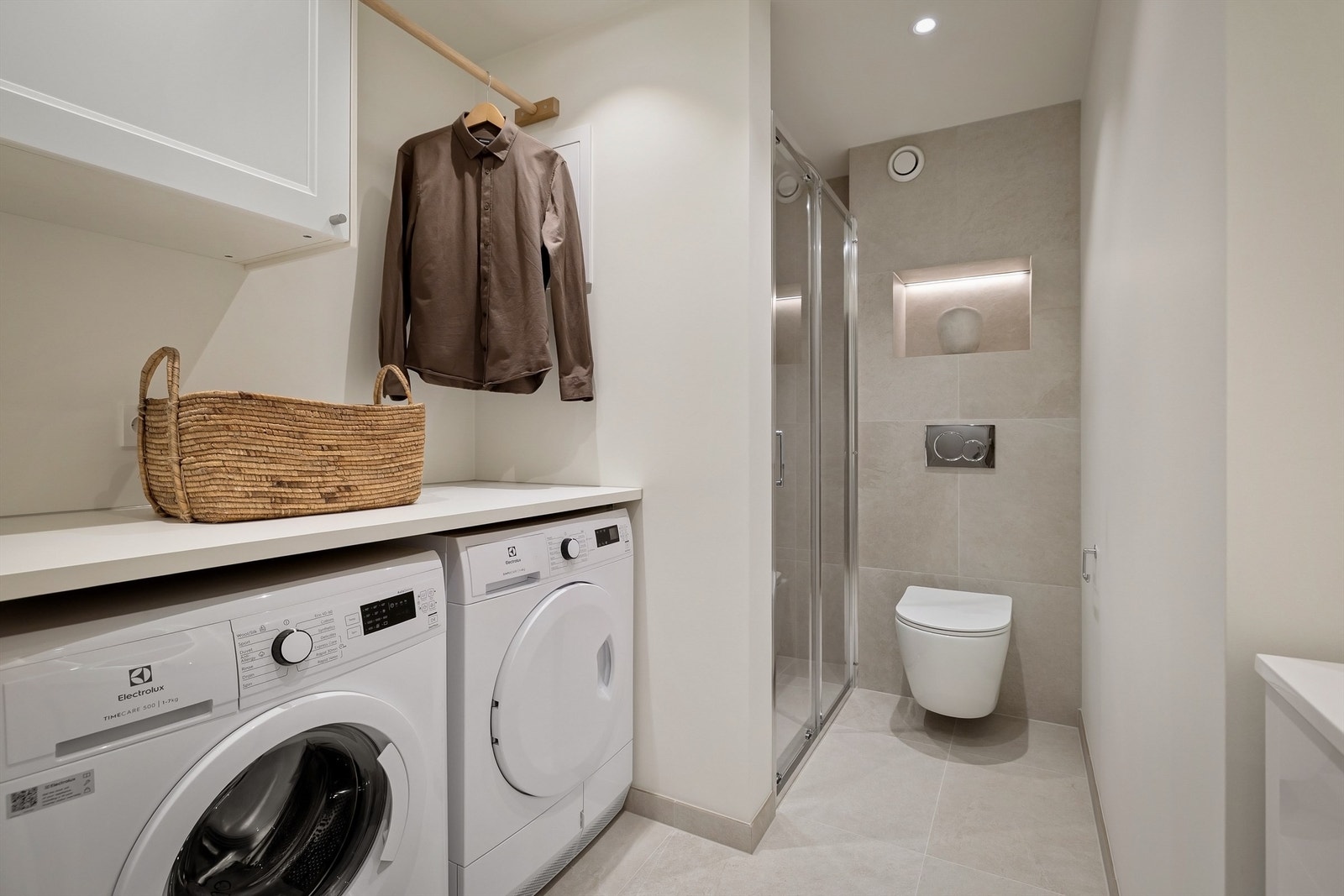 Praktisk benkeplate gir rikelig med plass til å legge sammen klær, samt praktisk skap og oppheng over Galleribilde