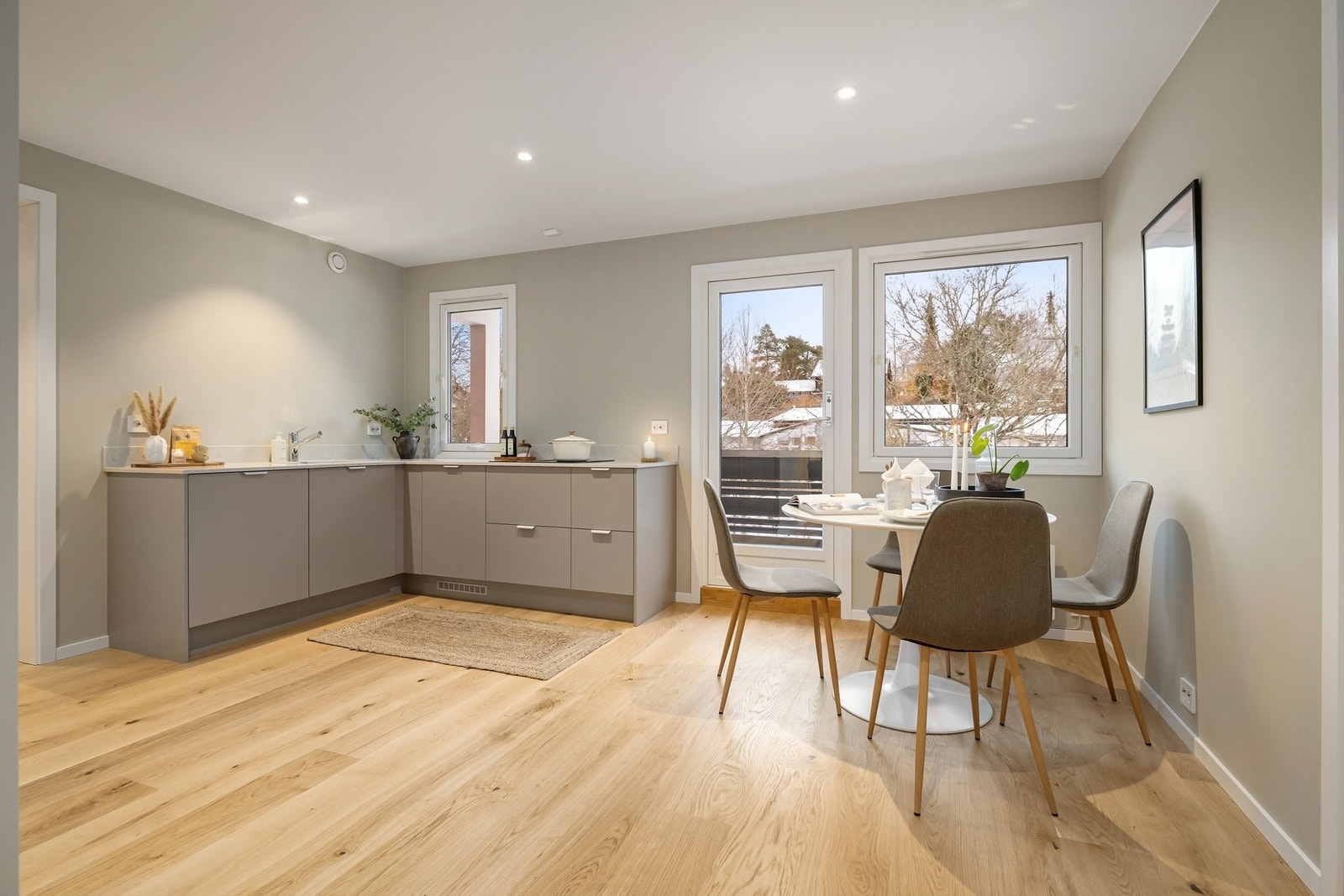 Kjøkkenet har HTH-innredning fra 2026 og benkeplate i kvarts fra Caesarstone Galleribilde