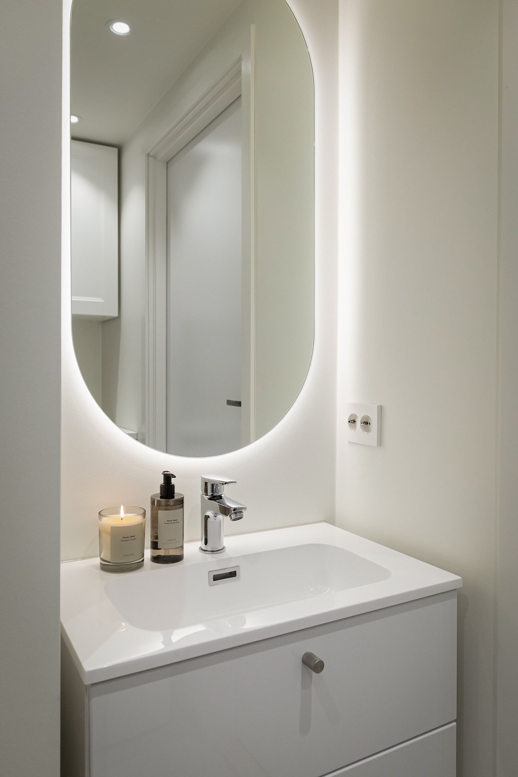 Lind sine baderomsmøbler er laget med slitesterke materialer og praktiske løsninger Galleribilde