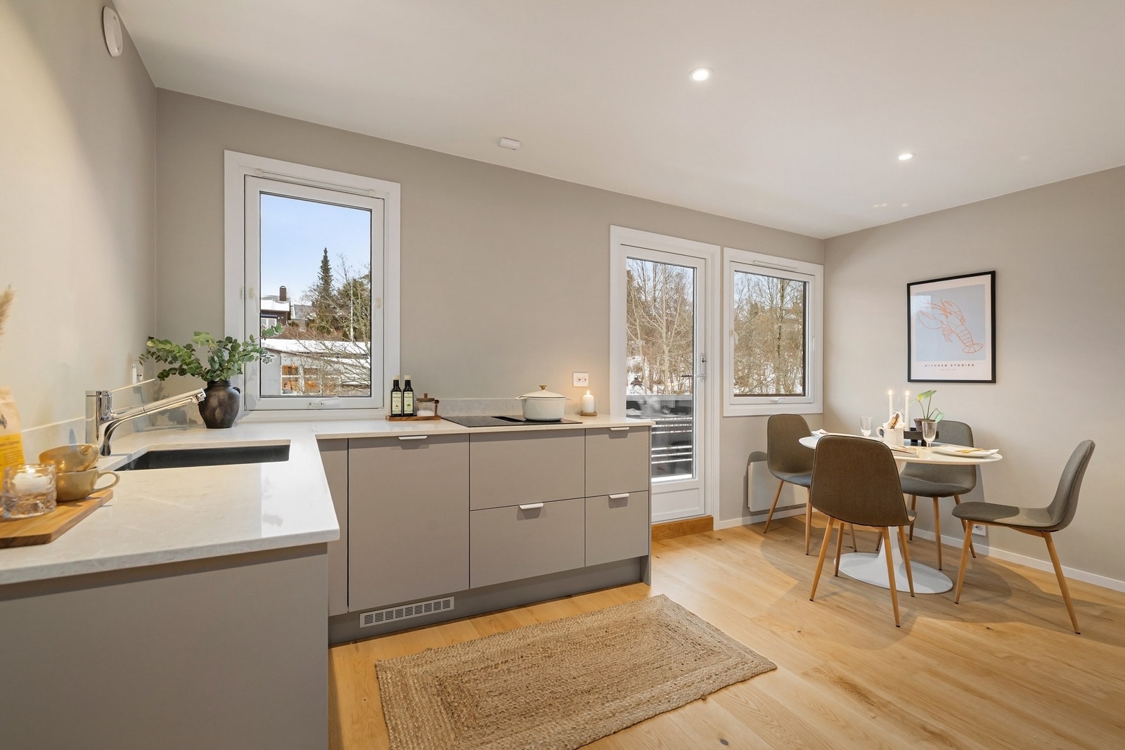 Hvitevarer er fra Electrolux og består av stekeovn i høyskap, oppvaskmaskin og kombinert kjøle- og fryseskap Galleribilde