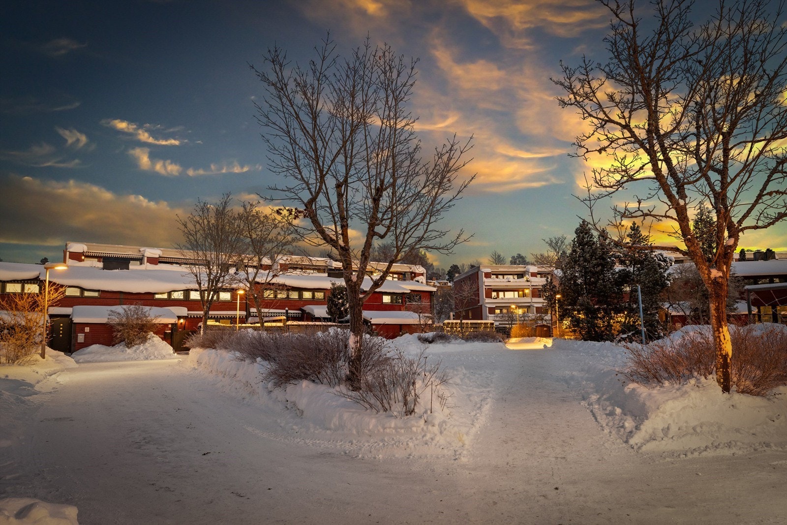 Fjellhytta borettslag ligger på Nordseter i Oslo, og består av terrasseblokker med 153 leiligheter og 44 rekkehus Galleribilde