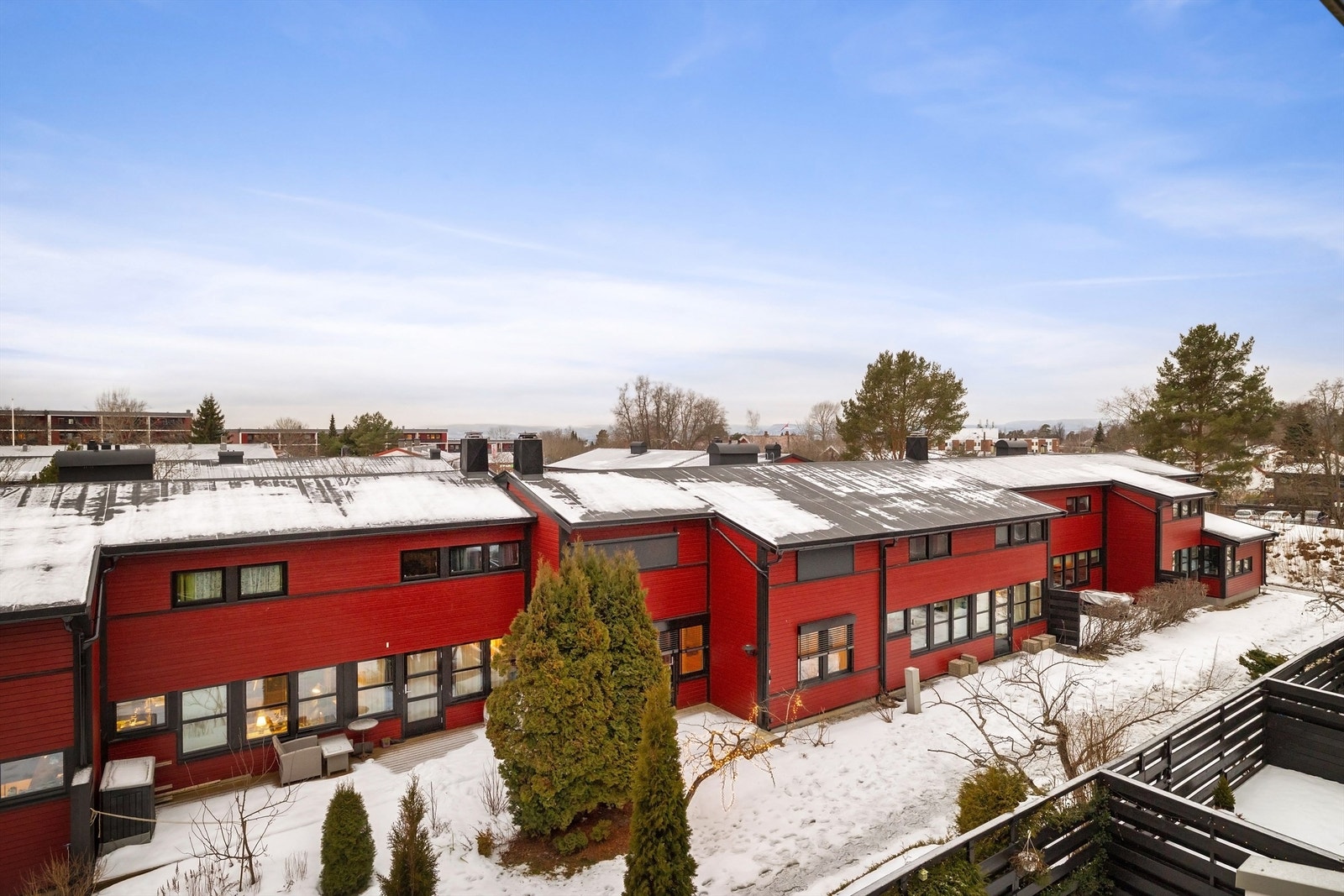 Boligen er tilbaketrukket fra offentlig bilvei som gjør uteområdene svært attraktive Galleribilde