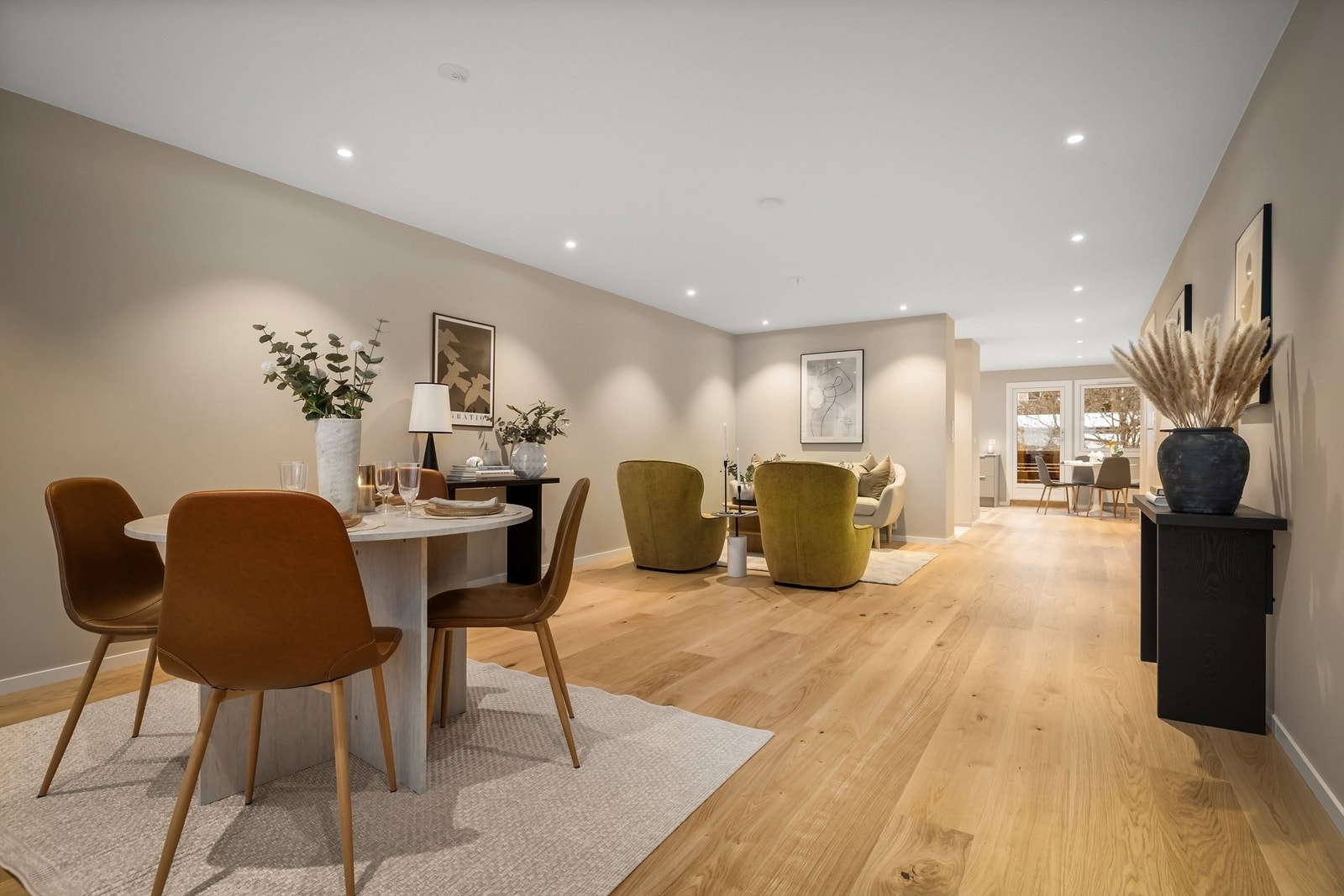 Leiligheten har lekker enstavs gulv og lune farger. Lekre spotter i taket gir en gjennomgående og fin belysning Galleribilde