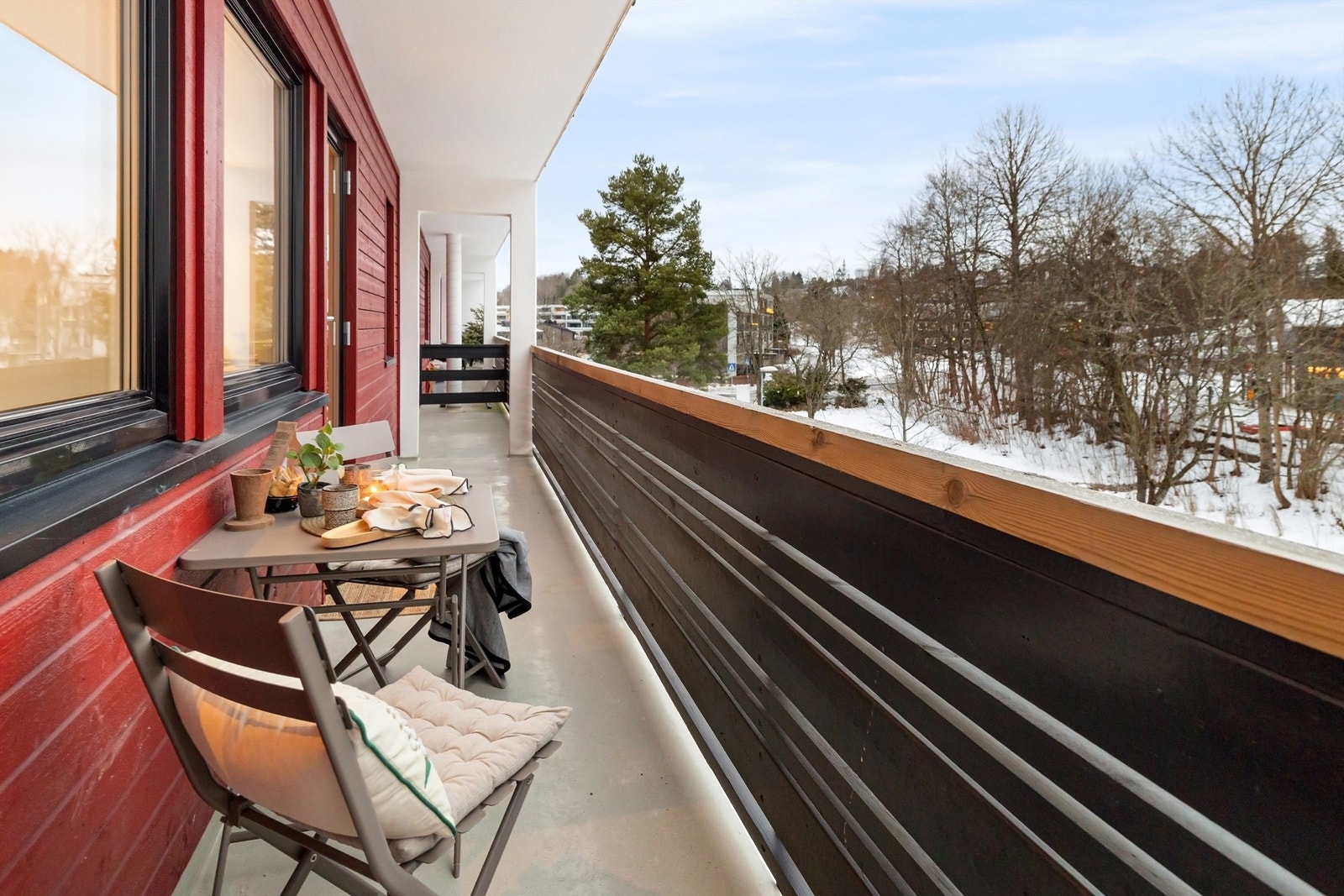 Fra kjøkkenet er det utgang til overbygd veranda på ca. 12 kvm Galleribilde