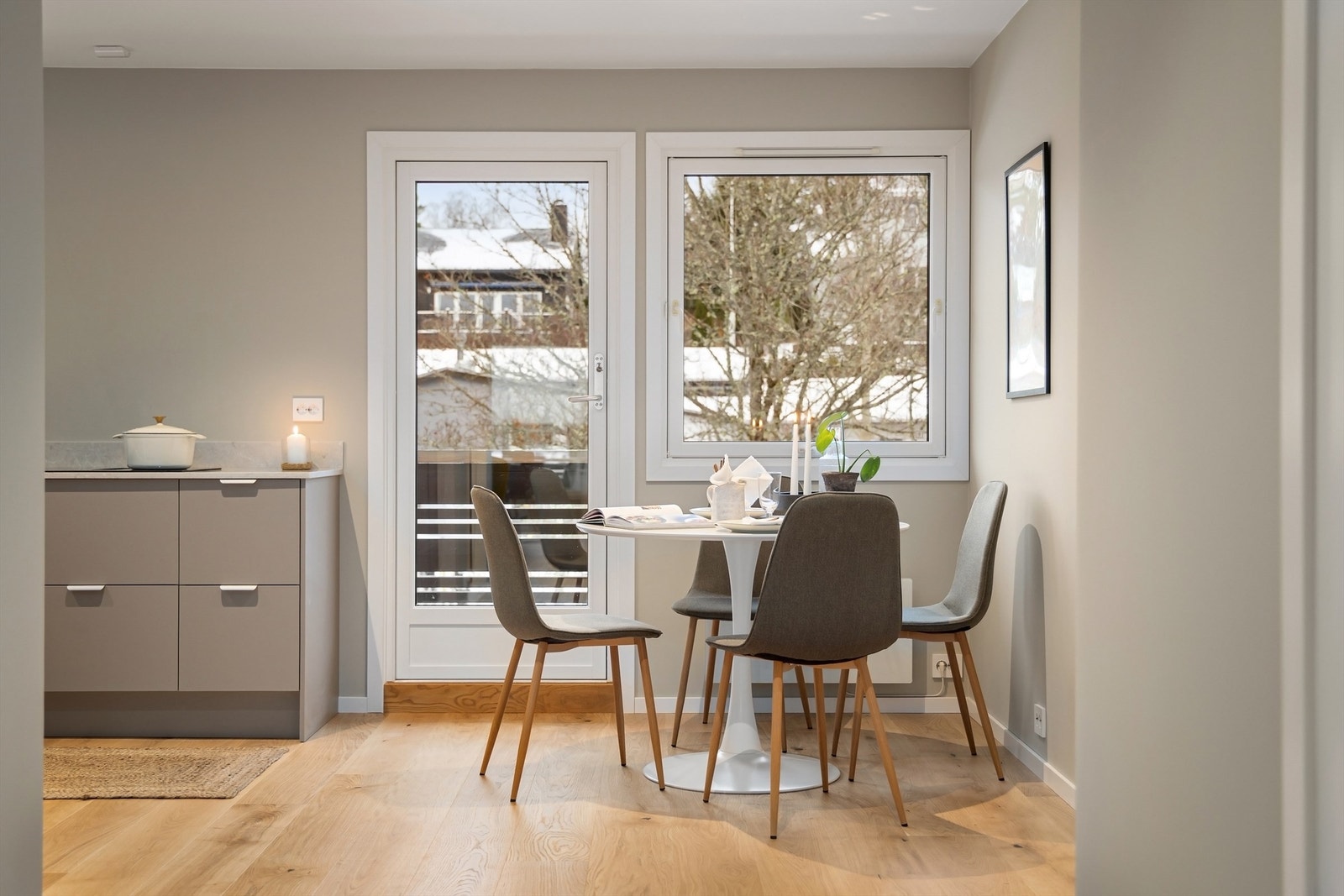 På kjøkkenet er det og plass til spisebord Galleribilde